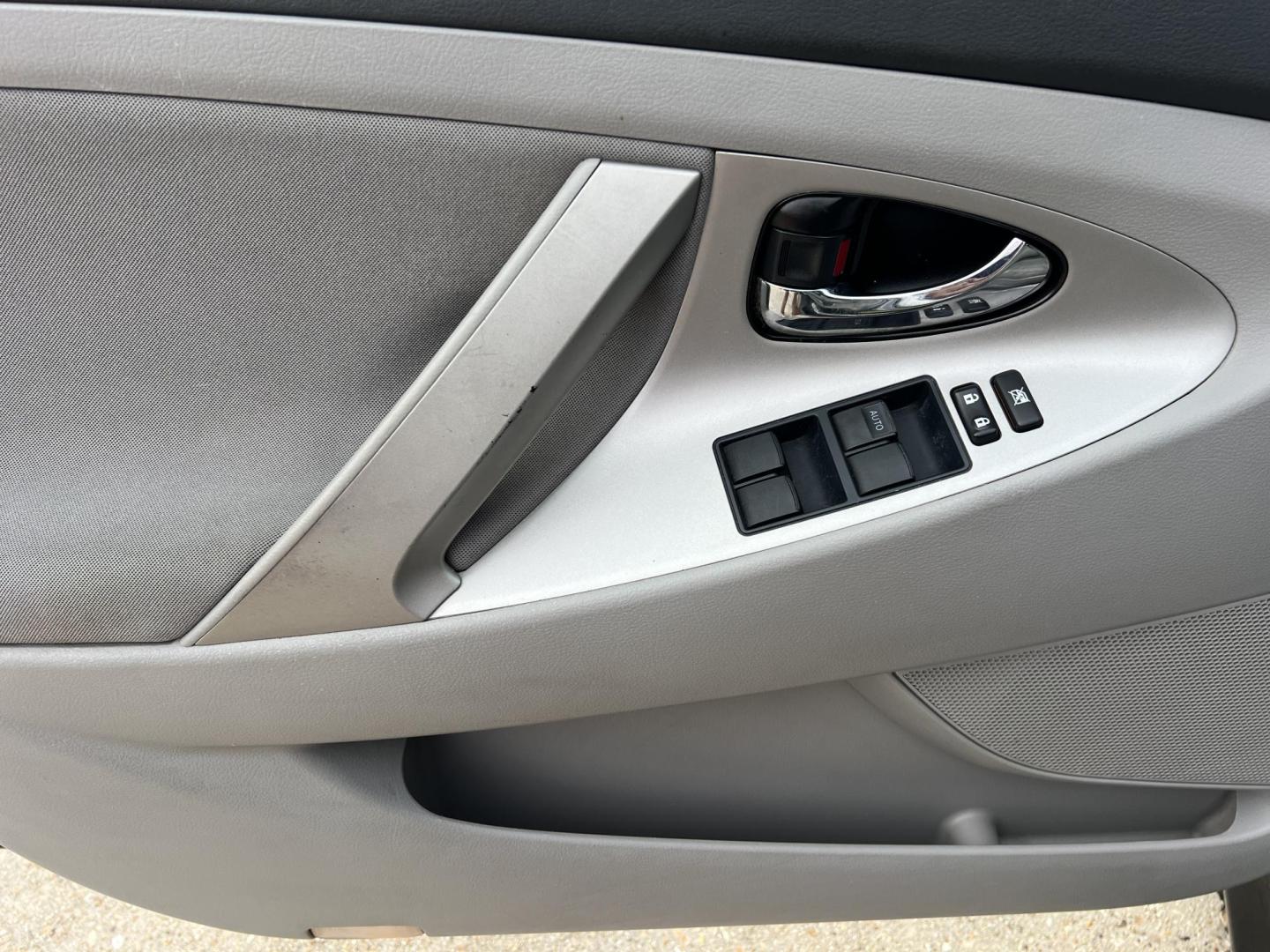 2007 Black /Gray Toyota Camry SE (4T1BK46K47U) with an 3.5L V6 DOHC 24V engine, 6-Speed Automatic Overdrive transmission, located at 4520 Airline Hwy, Baton Rouge, LA, 70805, (225) 357-1497, 30.509325, -91.145432 - 2007 Toyota Camry SE **ONE OWNER & NO ACCIDENTS** 3.5 V6 Gas, 195K Miles, Leather Seats, Cold A/C, Power Windows, Locks & Mirrors, Alloy Wheels. FOR INFO PLEASE CONTACT JEFF AT 225-413-0981. CHECK OUT OUR A+ RATING WITH THE BETTER BUSINESS BUREAU. WE HAVE BEEN A FAMILY OWNED AND OPERATED BUSINESS AT - Photo#15