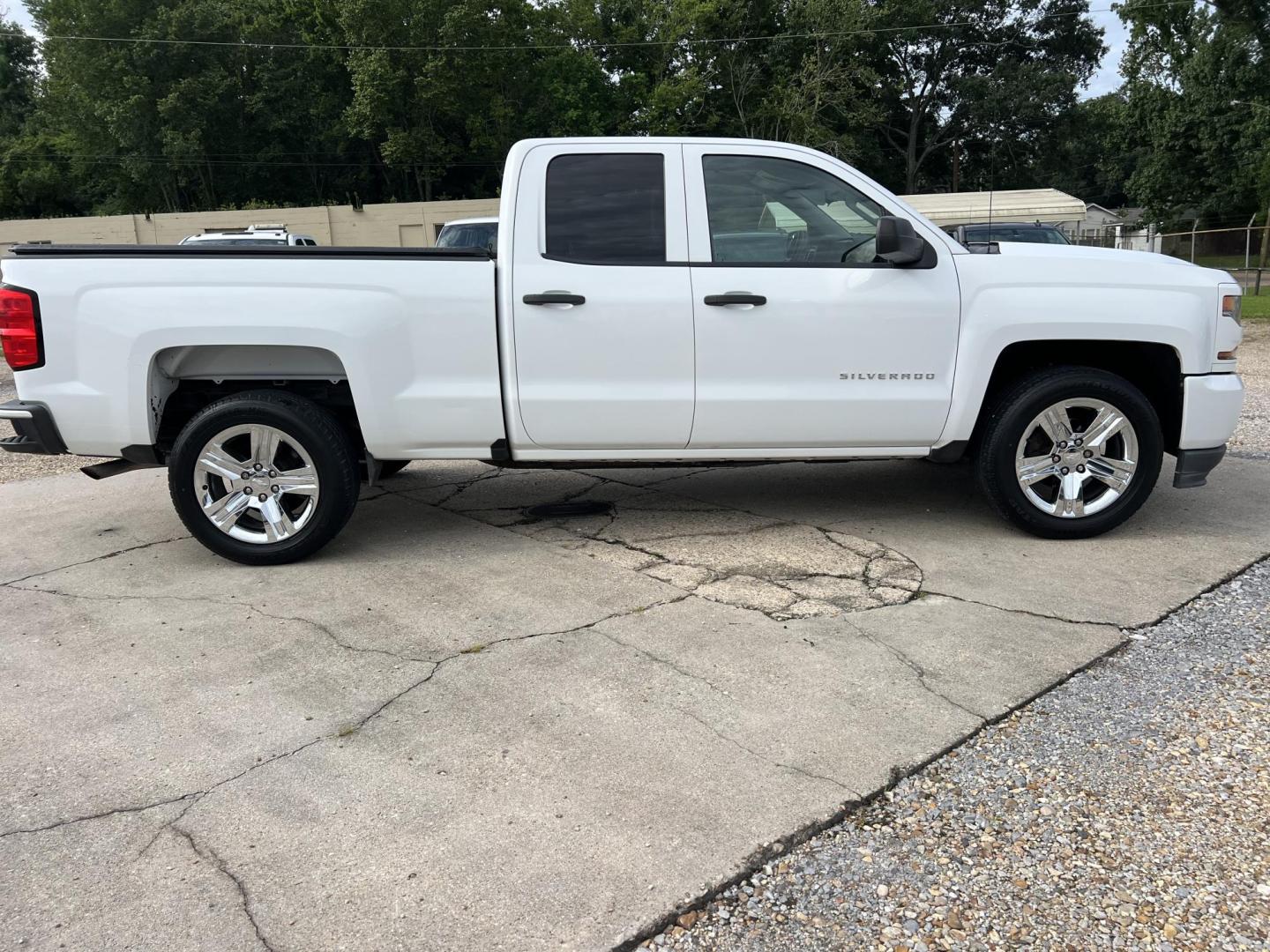 2016 White /Gray Chevrolet Silverado 1500 (1GCRCPEC4GZ) with an 5.3L V8 OHV 16V engine, 6-Speed Automatic transmission, located at 4520 Airline Hwy, Baton Rouge, LA, 70805, (225) 357-1497, 30.509325, -91.145432 - 2016 Chevrolet Silverado 1500 Double Cab 2WD **ONE OWNER & NO ACCIDENTS** 5.3 V8 Gas, 126K Miles, Cold A/C, Power Windows, Locks & Mirrors, Tow Package. FOR INFO PLEASE CONTACT JEFF AT 225-413-0981. CHECK OUT OUR A+ RATING WITH THE BETTER BUSINESS BUREAU. WE HAVE BEEN A FAMILY OWNED AND OPERATED BUS - Photo#4