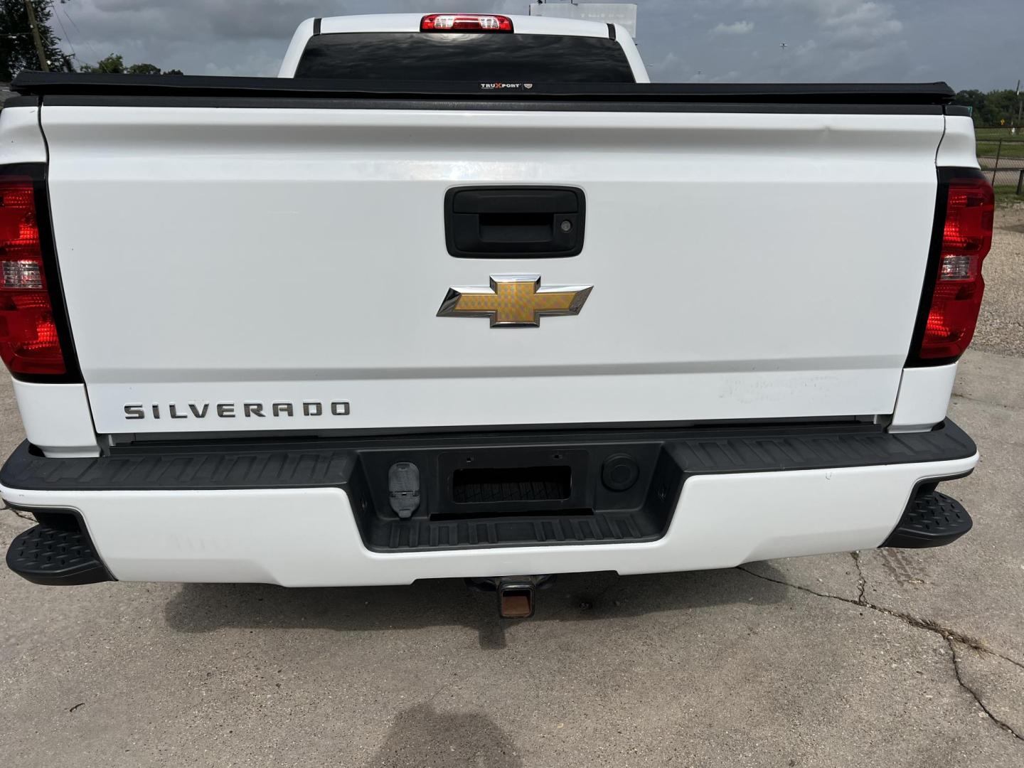 2016 White /Gray Chevrolet Silverado 1500 (1GCRCPEC4GZ) with an 5.3L V8 OHV 16V engine, 6-Speed Automatic transmission, located at 4520 Airline Hwy, Baton Rouge, LA, 70805, (225) 357-1497, 30.509325, -91.145432 - 2016 Chevrolet Silverado 1500 Double Cab 2WD **ONE OWNER & NO ACCIDENTS** 5.3 V8 Gas, 126K Miles, Cold A/C, Power Windows, Locks & Mirrors, Tow Package. FOR INFO PLEASE CONTACT JEFF AT 225-413-0981. CHECK OUT OUR A+ RATING WITH THE BETTER BUSINESS BUREAU. WE HAVE BEEN A FAMILY OWNED AND OPERATED BUS - Photo#6