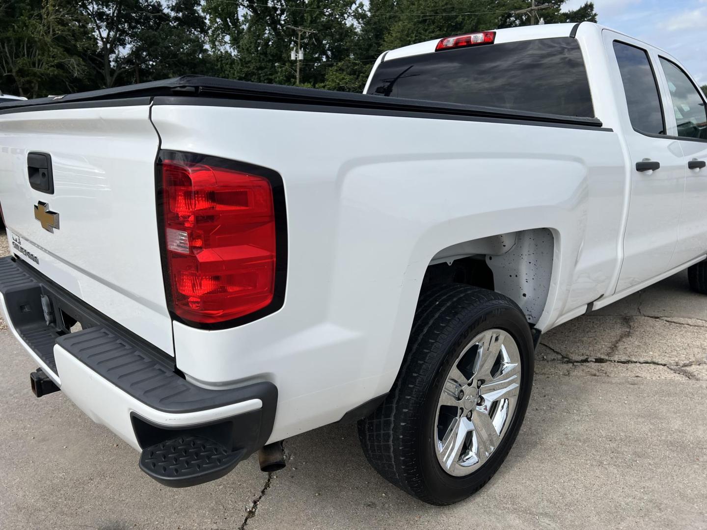 2016 White /Gray Chevrolet Silverado 1500 (1GCRCPEC4GZ) with an 5.3L V8 OHV 16V engine, 6-Speed Automatic transmission, located at 4520 Airline Hwy, Baton Rouge, LA, 70805, (225) 357-1497, 30.509325, -91.145432 - 2016 Chevrolet Silverado 1500 Double Cab 2WD **ONE OWNER & NO ACCIDENTS** 5.3 V8 Gas, 126K Miles, Cold A/C, Power Windows, Locks & Mirrors, Tow Package. FOR INFO PLEASE CONTACT JEFF AT 225-413-0981. CHECK OUT OUR A+ RATING WITH THE BETTER BUSINESS BUREAU. WE HAVE BEEN A FAMILY OWNED AND OPERATED BUS - Photo#5