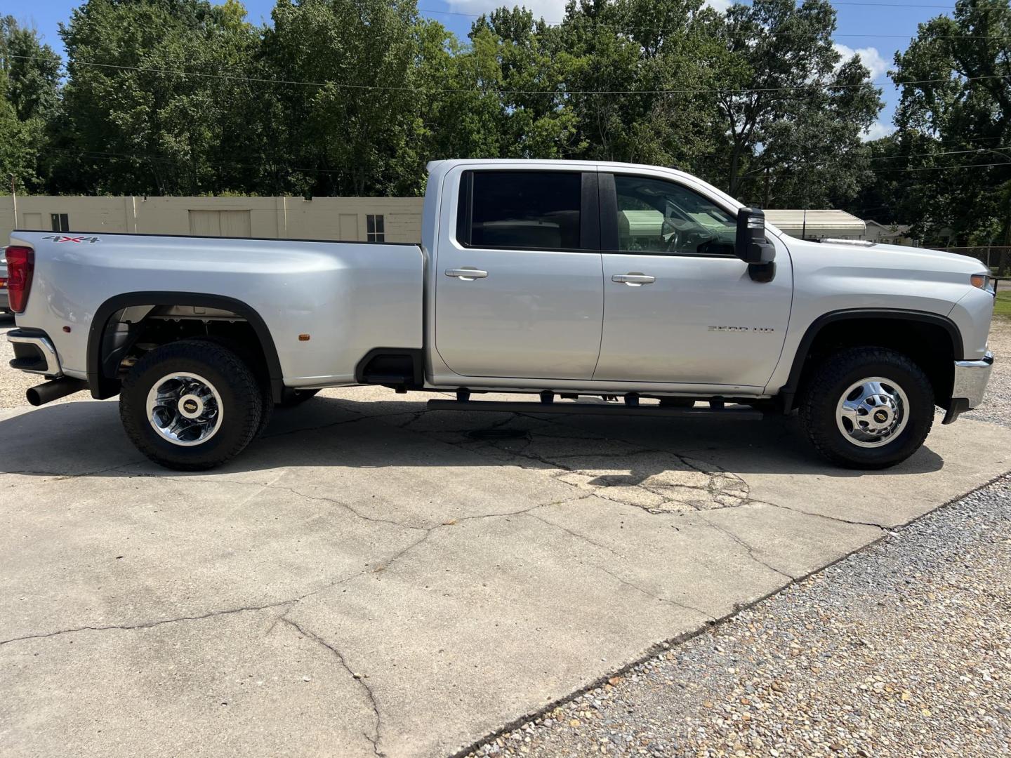 2021 Silver /Black Chevrolet Silverado 3500HD LT (1GC4YTEY6MF) with an 6.6L V8 OHV 32V TURBO DIESEL engine, Allison transmission, located at 4520 Airline Hwy, Baton Rouge, LA, 70805, (225) 357-1497, 30.509325, -91.145432 - 2021 Chevrolet Silverado 3500HD Crew Cab LT 4X4 **ONE OWNER & NO ACCIDENTS** 6.6 Duramax Diesel (DELETED), Allison Transmission, 106K Miles, Cold A/C, All Power, Rear Camera, Spray In Bedliner. Does Have Some Scratches & Minor Dings (See Pics). FOR INFO PLEASE CONTACT JEFF AT 225-413-0981. CHECK OU - Photo#4