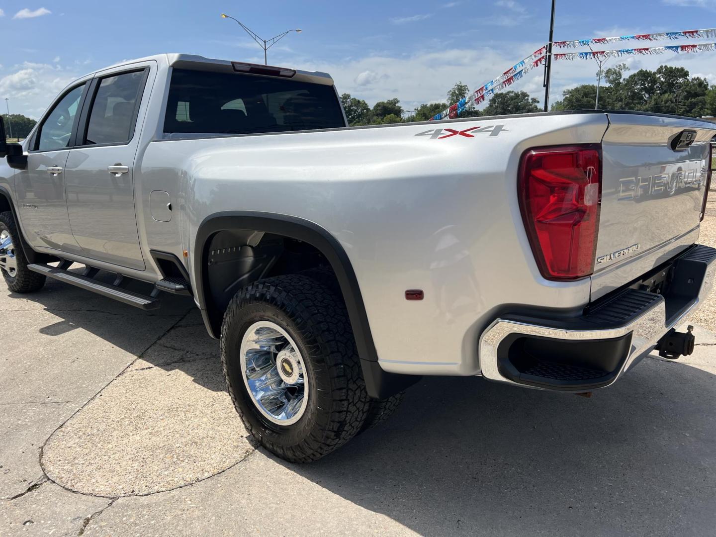 2021 Silver /Black Chevrolet Silverado 3500HD LT (1GC4YTEY6MF) with an 6.6L V8 OHV 32V TURBO DIESEL engine, Allison transmission, located at 4520 Airline Hwy, Baton Rouge, LA, 70805, (225) 357-1497, 30.509325, -91.145432 - 2021 Chevrolet Silverado 3500HD Crew Cab LT 4X4 **ONE OWNER & NO ACCIDENTS** 6.6 Duramax Diesel (DELETED), Allison Transmission, 106K Miles, Cold A/C, All Power, Rear Camera, Spray In Bedliner. Does Have Some Scratches & Minor Dings (See Pics). FOR INFO PLEASE CONTACT JEFF AT 225-413-0981. CHECK OU - Photo#7