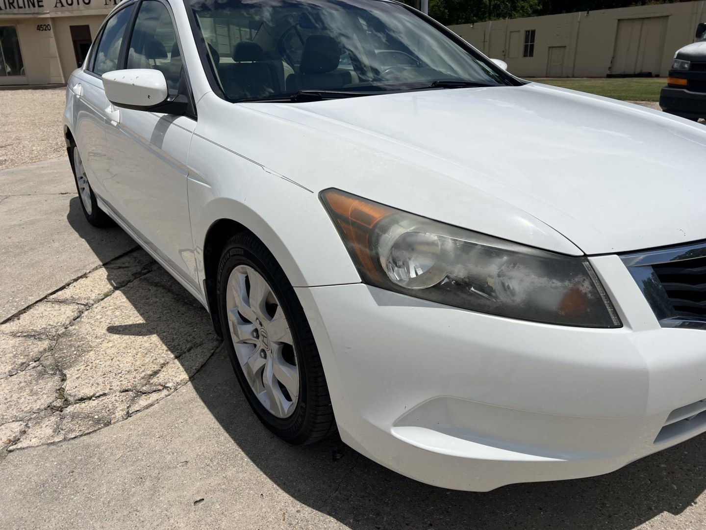 2010 White /Tan Honda Accord EX-L (1HGCP2F86AA) with an 2.4L L4 DOHC 16V engine, Automatic transmission, located at 4520 Airline Hwy, Baton Rouge, LA, 70805, (225) 357-1497, 30.509325, -91.145432 - 2010 Honda Accord EX-L **ONE OWNER & NO ACCIDENTS** 2.4 Gas Saver, 182K Miles, Leather Seats, Cold A/C, Sunroof, Power Windows, Locks & Mirrors. FOR INFO PLEASE CONTACT JEFF AT 225-413-0981. CHECK OUT OUR A+ RATING WITH THE BETTER BUSINESS BUREAU. WE HAVE BEEN A FAMILY OWNED AND OPERATED BUSINESS AT- Photo#3