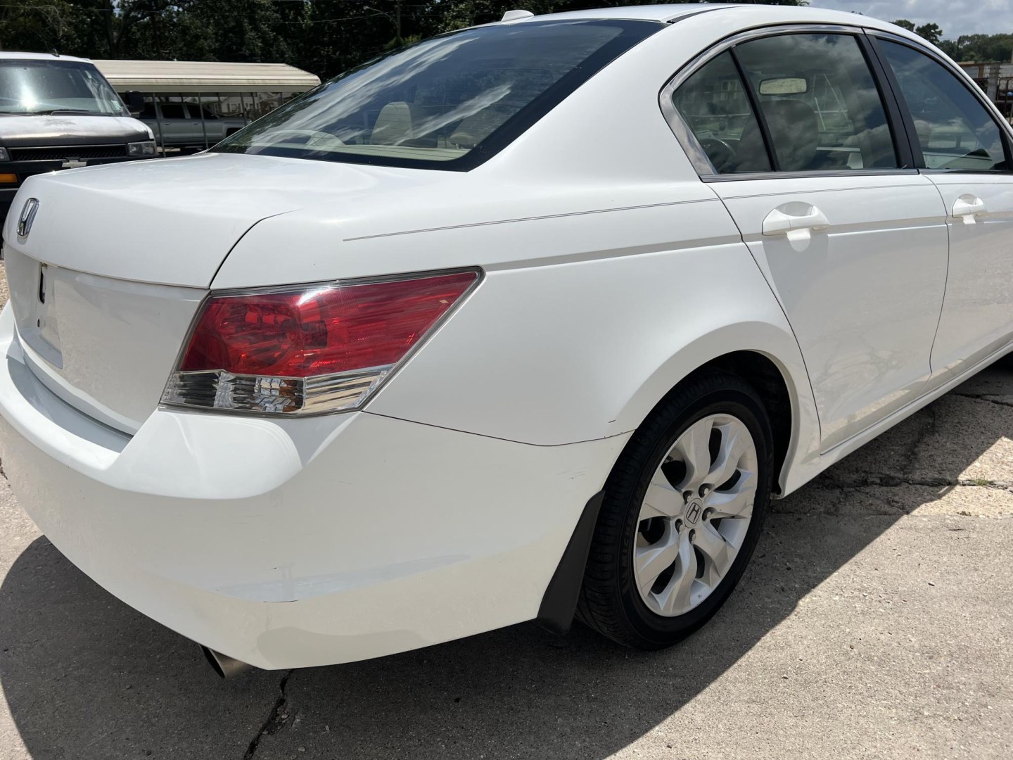2010 White /Tan Honda Accord EX-L (1HGCP2F86AA) with an 2.4L L4 DOHC 16V engine, Automatic transmission, located at 4520 Airline Hwy, Baton Rouge, LA, 70805, (225) 357-1497, 30.509325, -91.145432 - 2010 Honda Accord EX-L **ONE OWNER & NO ACCIDENTS** 2.4 Gas Saver, 182K Miles, Leather Seats, Cold A/C, Sunroof, Power Windows, Locks & Mirrors. FOR INFO PLEASE CONTACT JEFF AT 225-413-0981. CHECK OUT OUR A+ RATING WITH THE BETTER BUSINESS BUREAU. WE HAVE BEEN A FAMILY OWNED AND OPERATED BUSINESS AT- Photo#5