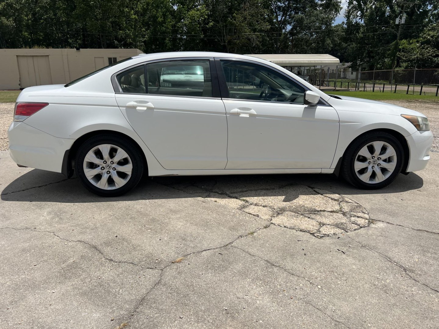 2010 White /Tan Honda Accord EX-L (1HGCP2F86AA) with an 2.4L L4 DOHC 16V engine, Automatic transmission, located at 4520 Airline Hwy, Baton Rouge, LA, 70805, (225) 357-1497, 30.509325, -91.145432 - 2010 Honda Accord EX-L **ONE OWNER & NO ACCIDENTS** 2.4 Gas Saver, 182K Miles, Leather Seats, Cold A/C, Sunroof, Power Windows, Locks & Mirrors. FOR INFO PLEASE CONTACT JEFF AT 225-413-0981. CHECK OUT OUR A+ RATING WITH THE BETTER BUSINESS BUREAU. WE HAVE BEEN A FAMILY OWNED AND OPERATED BUSINESS AT- Photo#4