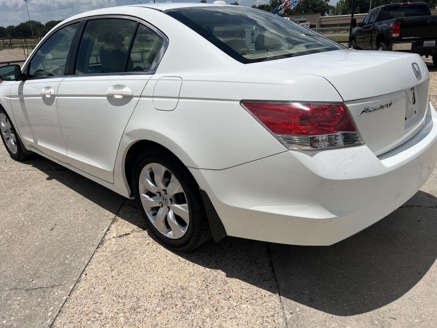 2010 White /Tan Honda Accord EX-L (1HGCP2F86AA) with an 2.4L L4 DOHC 16V engine, Automatic transmission, located at 4520 Airline Hwy, Baton Rouge, LA, 70805, (225) 357-1497, 30.509325, -91.145432 - 2010 Honda Accord EX-L **ONE OWNER & NO ACCIDENTS** 2.4 Gas Saver, 182K Miles, Leather Seats, Cold A/C, Sunroof, Power Windows, Locks & Mirrors. FOR INFO PLEASE CONTACT JEFF AT 225-413-0981. CHECK OUT OUR A+ RATING WITH THE BETTER BUSINESS BUREAU. WE HAVE BEEN A FAMILY OWNED AND OPERATED BUSINESS AT- Photo#7