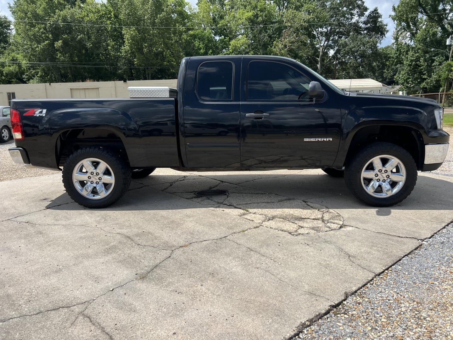 2013 Black /Black GMC Sierra 1500 Z71 (1GTR2VE73DZ) with an 5.3L V8 engine, 6-Speed Automatic transmission, located at 4520 Airline Hwy, Baton Rouge, LA, 70805, (225) 357-1497, 30.509325, -91.145432 - 2013 GMC Sierra 1500 Ext Cab Z71 4WD 5.3 V8 Gas, 211K Miles, Leather Seats, Cold A/C, Power Seat, Windows, Locks & Mirrors, Spray In Bedliner, Tow Package. FOR INFO PLEASE CONTACT JEFF AT 225-413-0981. CHECK OUT OUR A+ RATING WITH THE BETTER BUSINESS BUREAU. WE HAVE BEEN A FAMILY OWNED AND OPERATED- Photo#4