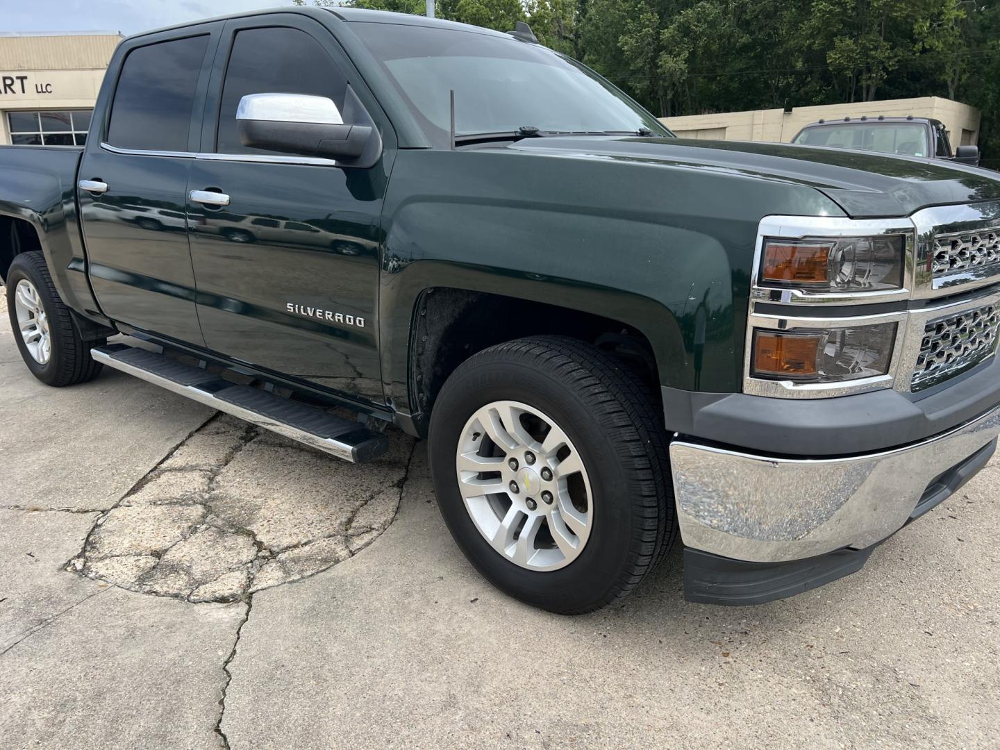 2015 Green /Gray Chevrolet Silverado 1500 LS (3GCPCPEHXFG) with an 4.3L V6 engine, 6-Speed Automatic transmission, located at 4520 Airline Hwy, Baton Rouge, LA, 70805, (225) 357-1497, 30.509325, -91.145432 - 2015 Chevrolet Silverado 1500 Crew Cab LS **ONE OWNER** 4.3 V6 Gas, 162K Miles, Power Windows & Locks, Cold A/C, Rear Camera, Michelin Tires. FOR INFO PLEASE CONTACT JEFF AT 225-413-0981. CHECK OUT OUR A+ RATING WITH THE BETTER BUSINESS BUREAU. WE HAVE BEEN A FAMILY OWNED AND OPERATED BUSINESS AT TH- Photo#3