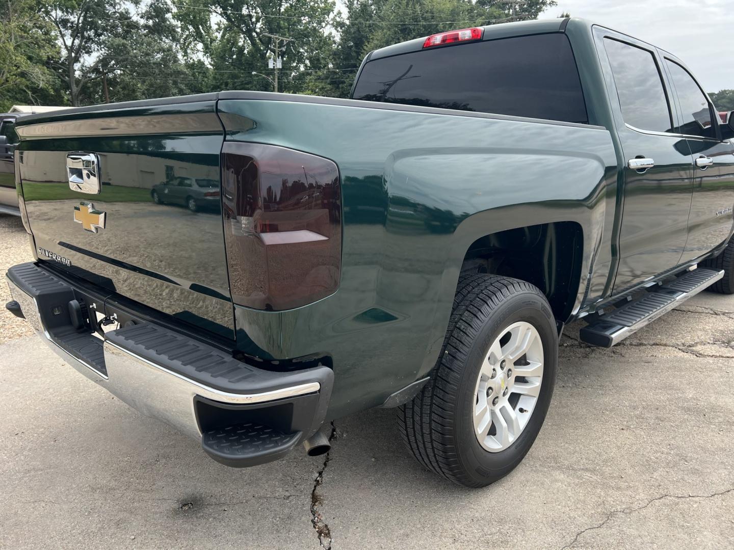 2015 Green /Gray Chevrolet Silverado 1500 LS (3GCPCPEHXFG) with an 4.3L V6 engine, 6-Speed Automatic transmission, located at 4520 Airline Hwy, Baton Rouge, LA, 70805, (225) 357-1497, 30.509325, -91.145432 - 2015 Chevrolet Silverado 1500 Crew Cab LS **ONE OWNER** 4.3 V6 Gas, 162K Miles, Power Windows & Locks, Cold A/C, Rear Camera, Michelin Tires. FOR INFO PLEASE CONTACT JEFF AT 225-413-0981. CHECK OUT OUR A+ RATING WITH THE BETTER BUSINESS BUREAU. WE HAVE BEEN A FAMILY OWNED AND OPERATED BUSINESS AT TH- Photo#5