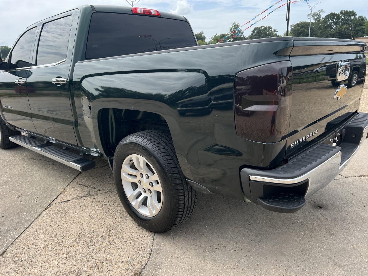 2015 Green /Gray Chevrolet Silverado 1500 LS (3GCPCPEHXFG) with an 4.3L V6 engine, 6-Speed Automatic transmission, located at 4520 Airline Hwy, Baton Rouge, LA, 70805, (225) 357-1497, 30.509325, -91.145432 - 2015 Chevrolet Silverado 1500 Crew Cab LS **ONE OWNER** 4.3 V6 Gas, 162K Miles, Power Windows & Locks, Cold A/C, Rear Camera, Michelin Tires. FOR INFO PLEASE CONTACT JEFF AT 225-413-0981. CHECK OUT OUR A+ RATING WITH THE BETTER BUSINESS BUREAU. WE HAVE BEEN A FAMILY OWNED AND OPERATED BUSINESS AT TH- Photo#7