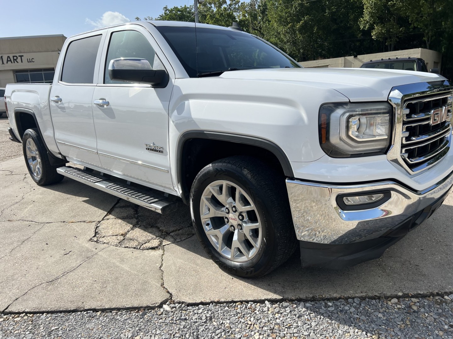 2018 White /Black GMC Sierra 1500 SLT (3GTP1NEC0JG) with an 5.3L V8 engine, 6-Speed Automatic transmission, located at 4520 Airline Hwy, Baton Rouge, LA, 70805, (225) 357-1497, 30.509325, -91.145432 - 2018 GMC Sierra 1500 Crew Cab SLT 2WD **ONE OWNER** 5.3 V8 Gas, 153K Miles, Heated Leather Seats, All Power, Cold A/C, Bose Stereo, Rear Camera, Spray In Bedliner, Tow Pkg. FOR INFO PLEASE CONTACT JEFF AT 225-413-0981. CHECK OUT OUR A+ RATING WITH THE BETTER BUSINESS BUREAU. WE HAVE BEEN A FAMILY O- Photo#3