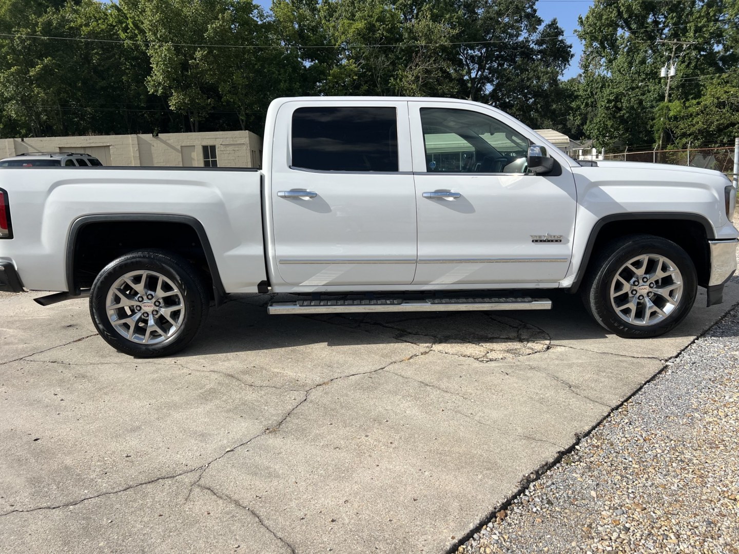 2018 White /Black GMC Sierra 1500 SLT (3GTP1NEC0JG) with an 5.3L V8 engine, 6-Speed Automatic transmission, located at 4520 Airline Hwy, Baton Rouge, LA, 70805, (225) 357-1497, 30.509325, -91.145432 - 2018 GMC Sierra 1500 Crew Cab SLT 2WD **ONE OWNER** 5.3 V8 Gas, 153K Miles, Heated Leather Seats, All Power, Cold A/C, Bose Stereo, Rear Camera, Spray In Bedliner, Tow Pkg. FOR INFO PLEASE CONTACT JEFF AT 225-413-0981. CHECK OUT OUR A+ RATING WITH THE BETTER BUSINESS BUREAU. WE HAVE BEEN A FAMILY O- Photo#4