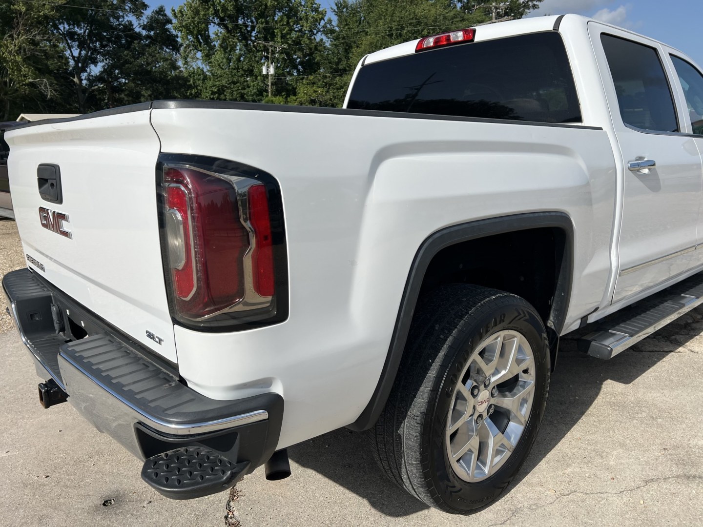 2018 White /Black GMC Sierra 1500 SLT (3GTP1NEC0JG) with an 5.3L V8 engine, 6-Speed Automatic transmission, located at 4520 Airline Hwy, Baton Rouge, LA, 70805, (225) 357-1497, 30.509325, -91.145432 - 2018 GMC Sierra 1500 Crew Cab SLT 2WD **ONE OWNER** 5.3 V8 Gas, 153K Miles, Heated Leather Seats, All Power, Cold A/C, Bose Stereo, Rear Camera, Spray In Bedliner, Tow Pkg. FOR INFO PLEASE CONTACT JEFF AT 225-413-0981. CHECK OUT OUR A+ RATING WITH THE BETTER BUSINESS BUREAU. WE HAVE BEEN A FAMILY O- Photo#5