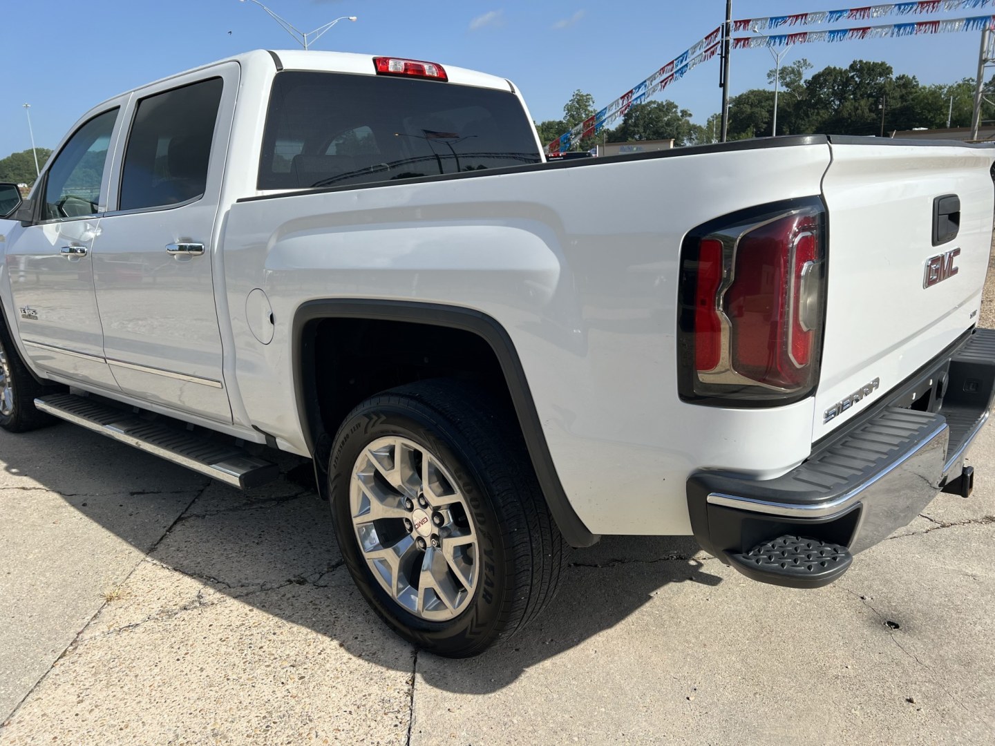2018 White /Black GMC Sierra 1500 SLT (3GTP1NEC0JG) with an 5.3L V8 engine, 6-Speed Automatic transmission, located at 4520 Airline Hwy, Baton Rouge, LA, 70805, (225) 357-1497, 30.509325, -91.145432 - 2018 GMC Sierra 1500 Crew Cab SLT 2WD **ONE OWNER** 5.3 V8 Gas, 153K Miles, Heated Leather Seats, All Power, Cold A/C, Bose Stereo, Rear Camera, Spray In Bedliner, Tow Pkg. FOR INFO PLEASE CONTACT JEFF AT 225-413-0981. CHECK OUT OUR A+ RATING WITH THE BETTER BUSINESS BUREAU. WE HAVE BEEN A FAMILY O- Photo#7