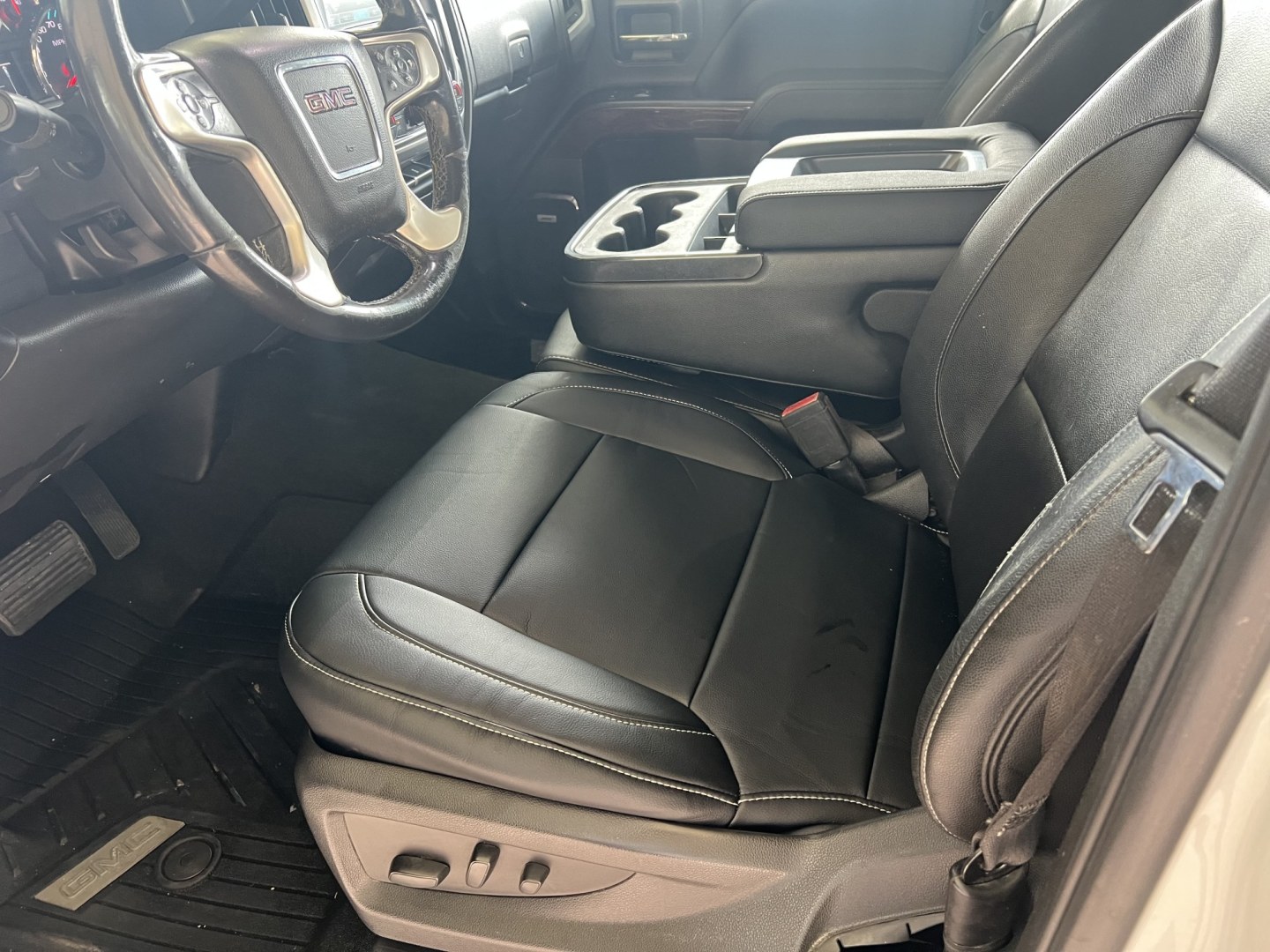 2018 White /Black GMC Sierra 1500 SLT (3GTP1NEC0JG) with an 5.3L V8 engine, 6-Speed Automatic transmission, located at 4520 Airline Hwy, Baton Rouge, LA, 70805, (225) 357-1497, 30.509325, -91.145432 - 2018 GMC Sierra 1500 Crew Cab SLT 2WD **ONE OWNER** 5.3 V8 Gas, 153K Miles, Heated Leather Seats, All Power, Cold A/C, Bose Stereo, Rear Camera, Spray In Bedliner, Tow Pkg. FOR INFO PLEASE CONTACT JEFF AT 225-413-0981. CHECK OUT OUR A+ RATING WITH THE BETTER BUSINESS BUREAU. WE HAVE BEEN A FAMILY O- Photo#8