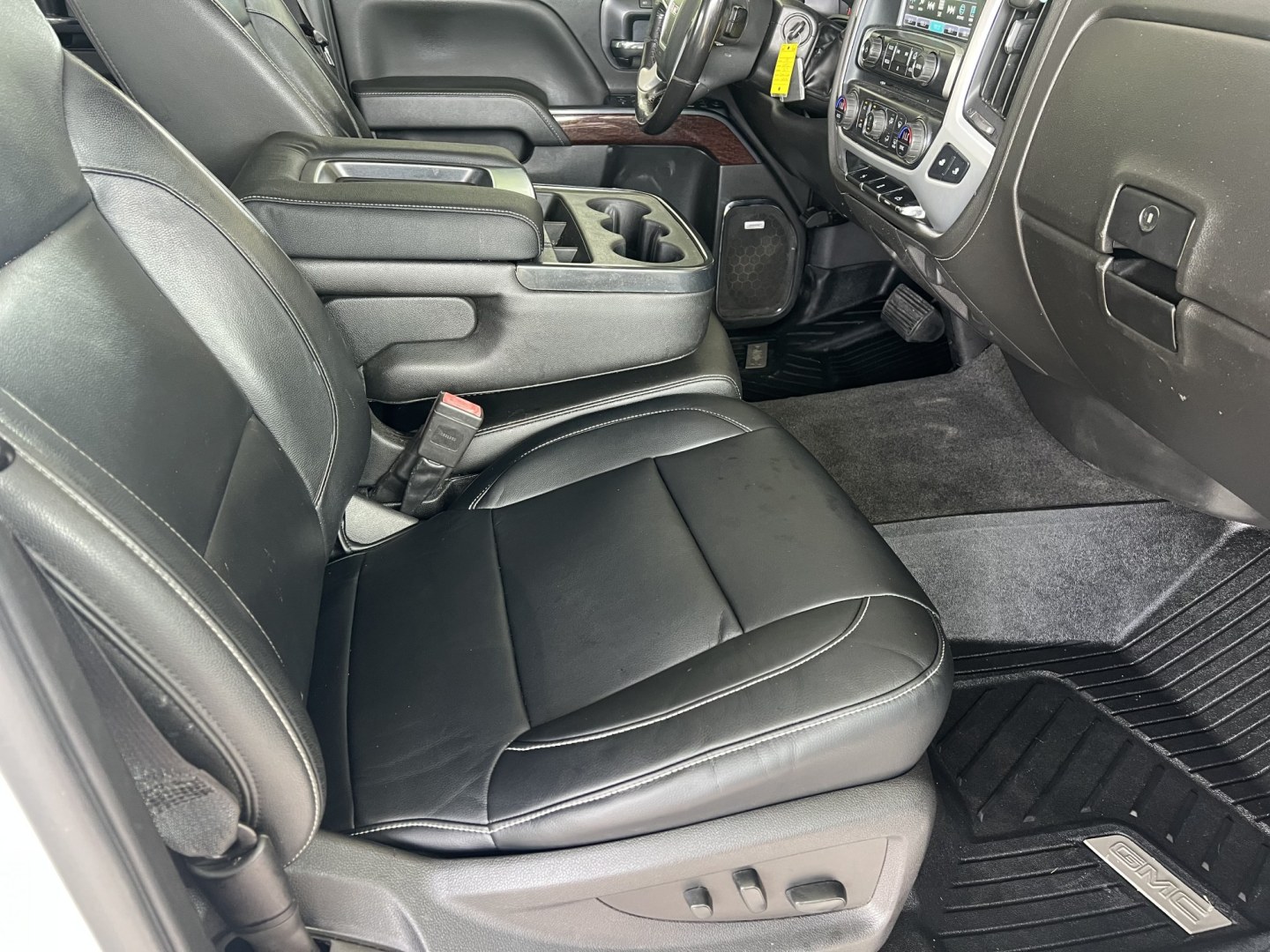 2018 White /Black GMC Sierra 1500 SLT (3GTP1NEC0JG) with an 5.3L V8 engine, 6-Speed Automatic transmission, located at 4520 Airline Hwy, Baton Rouge, LA, 70805, (225) 357-1497, 30.509325, -91.145432 - 2018 GMC Sierra 1500 Crew Cab SLT 2WD **ONE OWNER** 5.3 V8 Gas, 153K Miles, Heated Leather Seats, All Power, Cold A/C, Bose Stereo, Rear Camera, Spray In Bedliner, Tow Pkg. FOR INFO PLEASE CONTACT JEFF AT 225-413-0981. CHECK OUT OUR A+ RATING WITH THE BETTER BUSINESS BUREAU. WE HAVE BEEN A FAMILY O- Photo#9