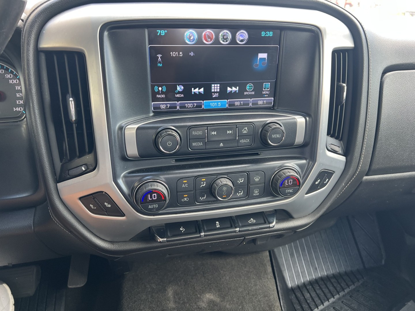2018 White /Black GMC Sierra 1500 SLT (3GTP1NEC0JG) with an 5.3L V8 engine, 6-Speed Automatic transmission, located at 4520 Airline Hwy, Baton Rouge, LA, 70805, (225) 357-1497, 30.509325, -91.145432 - 2018 GMC Sierra 1500 Crew Cab SLT 2WD **ONE OWNER** 5.3 V8 Gas, 153K Miles, Heated Leather Seats, All Power, Cold A/C, Bose Stereo, Rear Camera, Spray In Bedliner, Tow Pkg. FOR INFO PLEASE CONTACT JEFF AT 225-413-0981. CHECK OUT OUR A+ RATING WITH THE BETTER BUSINESS BUREAU. WE HAVE BEEN A FAMILY O- Photo#13