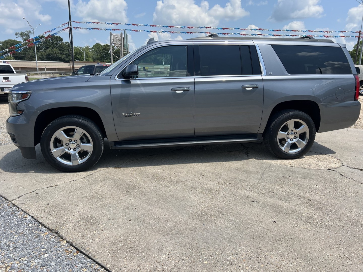 2018 Gray Metallic /Gray Chevrolet Suburban LT (1GNSCHKC7JR) with an 5.3L V8 engine, 6-Speed Automatic transmission, located at 4520 Airline Hwy, Baton Rouge, LA, 70805, (225) 357-1497, 30.509325, -91.145432 - 2018 Chevrolet Suburban LT 2WD **ONE OWNER** 5.3 V8 Gas, 149K Miles, Heated Leather Interior, Seats 7, Cold A/C, All Power, Bose Stereo, Navigation, Rear Camera, 20" Alloy Wheels, Tow Package. FOR INFO PLEASE CONTACT JEFF AT 225-413-0981. CHECK OUT OUR A+ RATING WITH THE BETTER BUSINESS BUREAU. WE H- Photo#1