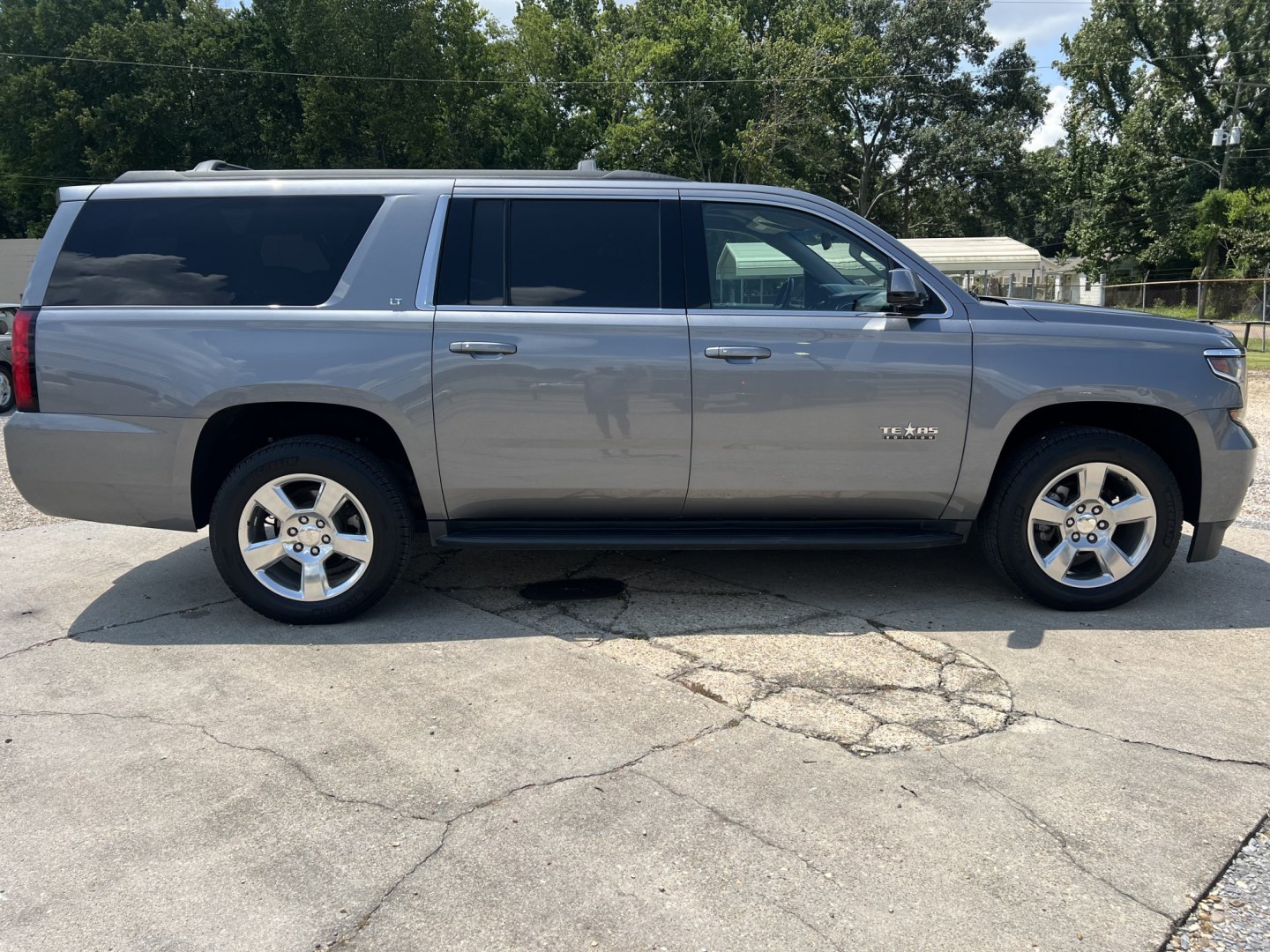 2018 Gray Metallic /Gray Chevrolet Suburban LT (1GNSCHKC7JR) with an 5.3L V8 engine, 6-Speed Automatic transmission, located at 4520 Airline Hwy, Baton Rouge, LA, 70805, (225) 357-1497, 30.509325, -91.145432 - 2018 Chevrolet Suburban LT 2WD **ONE OWNER** 5.3 V8 Gas, 149K Miles, Heated Leather Interior, Seats 7, Cold A/C, All Power, Bose Stereo, Navigation, Rear Camera, 20" Alloy Wheels, Tow Package. FOR INFO PLEASE CONTACT JEFF AT 225-413-0981. CHECK OUT OUR A+ RATING WITH THE BETTER BUSINESS BUREAU. WE H- Photo#4