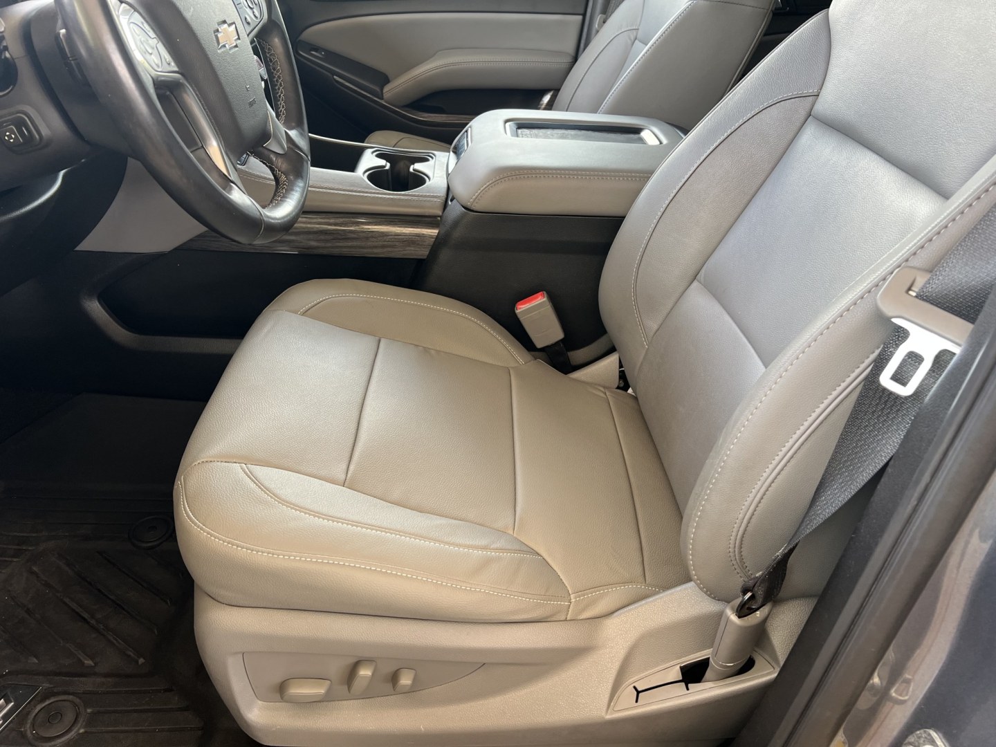 2018 Gray Metallic /Gray Chevrolet Suburban LT (1GNSCHKC7JR) with an 5.3L V8 engine, 6-Speed Automatic transmission, located at 4520 Airline Hwy, Baton Rouge, LA, 70805, (225) 357-1497, 30.509325, -91.145432 - 2018 Chevrolet Suburban LT 2WD **ONE OWNER** 5.3 V8 Gas, 149K Miles, Heated Leather Interior, Seats 7, Cold A/C, All Power, Bose Stereo, Navigation, Rear Camera, 20" Alloy Wheels, Tow Package. FOR INFO PLEASE CONTACT JEFF AT 225-413-0981. CHECK OUT OUR A+ RATING WITH THE BETTER BUSINESS BUREAU. WE H- Photo#8