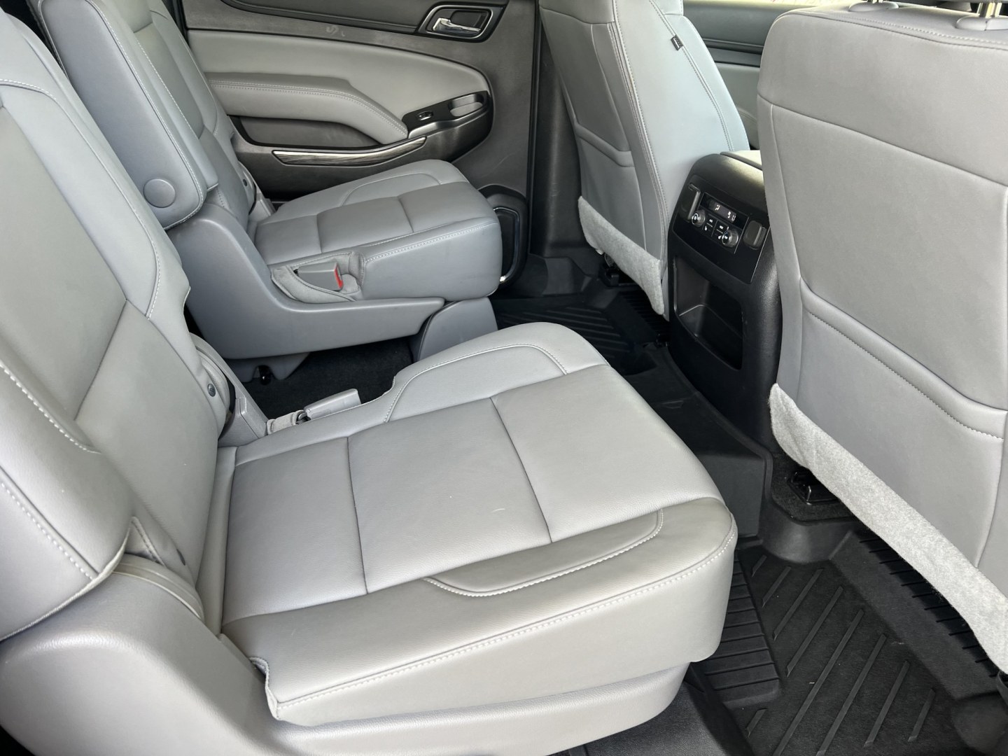 2018 Gray Metallic /Gray Chevrolet Suburban LT (1GNSCHKC7JR) with an 5.3L V8 engine, 6-Speed Automatic transmission, located at 4520 Airline Hwy, Baton Rouge, LA, 70805, (225) 357-1497, 30.509325, -91.145432 - 2018 Chevrolet Suburban LT 2WD **ONE OWNER** 5.3 V8 Gas, 149K Miles, Heated Leather Interior, Seats 7, Cold A/C, All Power, Bose Stereo, Navigation, Rear Camera, 20" Alloy Wheels, Tow Package. FOR INFO PLEASE CONTACT JEFF AT 225-413-0981. CHECK OUT OUR A+ RATING WITH THE BETTER BUSINESS BUREAU. WE H- Photo#10