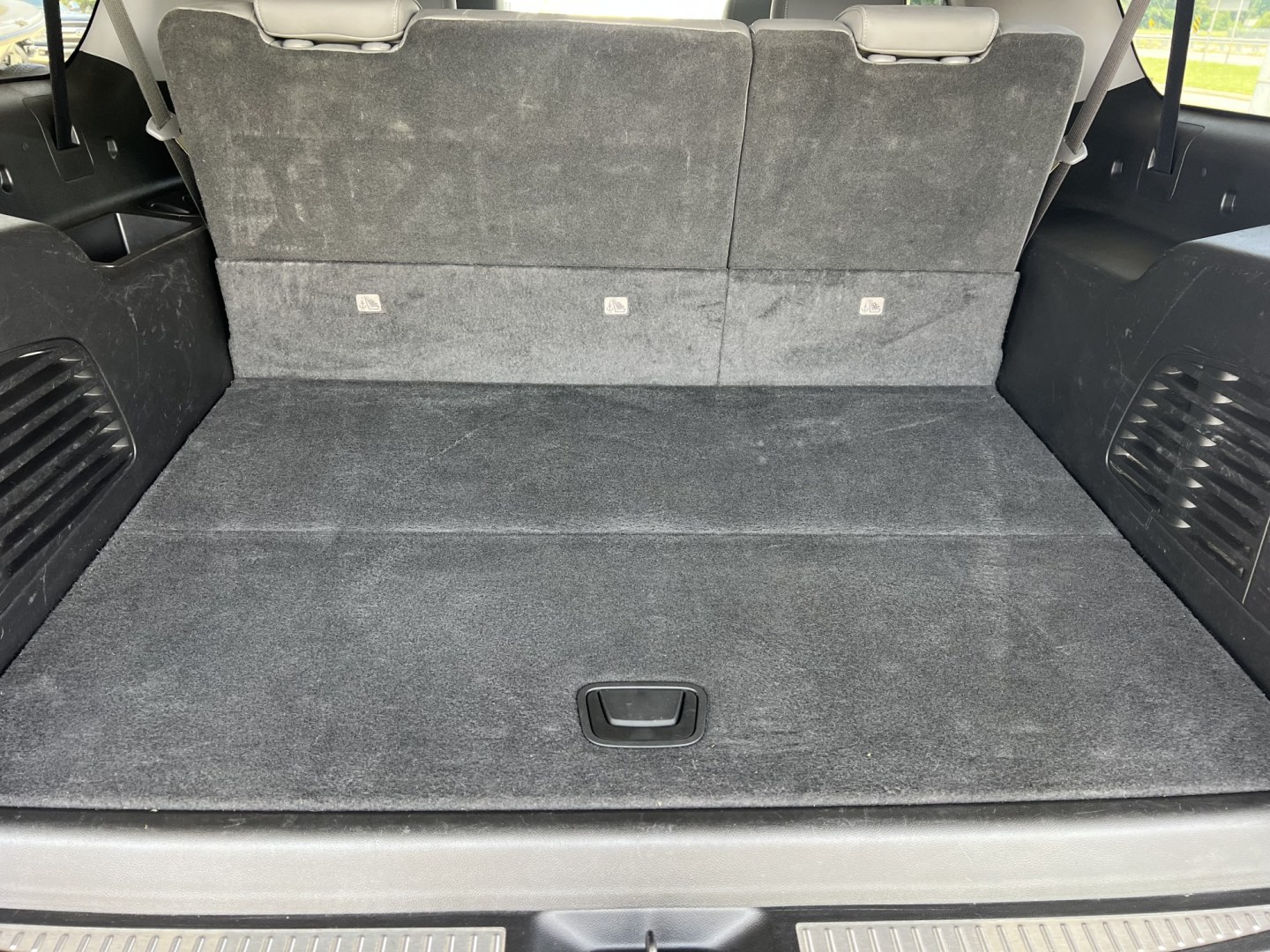 2018 Gray Metallic /Gray Chevrolet Suburban LT (1GNSCHKC7JR) with an 5.3L V8 engine, 6-Speed Automatic transmission, located at 4520 Airline Hwy, Baton Rouge, LA, 70805, (225) 357-1497, 30.509325, -91.145432 - 2018 Chevrolet Suburban LT 2WD **ONE OWNER** 5.3 V8 Gas, 149K Miles, Heated Leather Interior, Seats 7, Cold A/C, All Power, Bose Stereo, Navigation, Rear Camera, 20" Alloy Wheels, Tow Package. FOR INFO PLEASE CONTACT JEFF AT 225-413-0981. CHECK OUT OUR A+ RATING WITH THE BETTER BUSINESS BUREAU. WE H- Photo#13