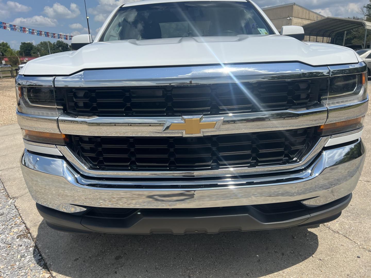 2017 White /Black Chevrolet Silverado 1500 LT (1GCRCREC7HZ) with an 5.3L V8 engine, 6-Speed Automatic transmission, located at 4520 Airline Hwy, Baton Rouge, LA, 70805, (225) 357-1497, 30.509325, -91.145432 - 2017 Chevrolet Silverado 1500 Double Cab LT 5.3 V8 Gas, 134K Miles, Cold A/C, Power Windows, Locks & Mirrors, Seats 6, Backup Camera, Spray In Bedliner, Good Tires, Tow Package. FOR INFO PLEASE CONTACT JEFF AT 225-413-0981. CHECK OUT OUR A+ RATING WITH THE BETTER BUSINESS BUREAU. WE HAVE BEEN A FAM- Photo#2