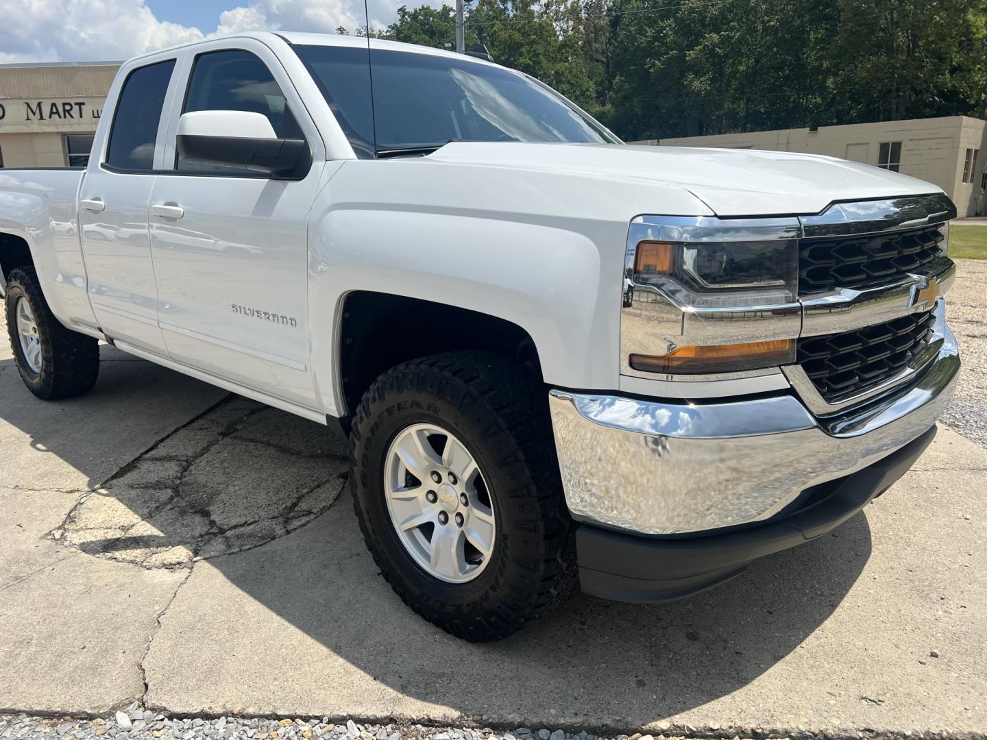 2017 White /Black Chevrolet Silverado 1500 LT (1GCRCREC7HZ) with an 5.3L V8 engine, 6-Speed Automatic transmission, located at 4520 Airline Hwy, Baton Rouge, LA, 70805, (225) 357-1497, 30.509325, -91.145432 - 2017 Chevrolet Silverado 1500 Double Cab LT 5.3 V8 Gas, 134K Miles, Cold A/C, Power Windows, Locks & Mirrors, Seats 6, Backup Camera, Spray In Bedliner, Good Tires, Tow Package. FOR INFO PLEASE CONTACT JEFF AT 225-413-0981. CHECK OUT OUR A+ RATING WITH THE BETTER BUSINESS BUREAU. WE HAVE BEEN A FAM- Photo#3
