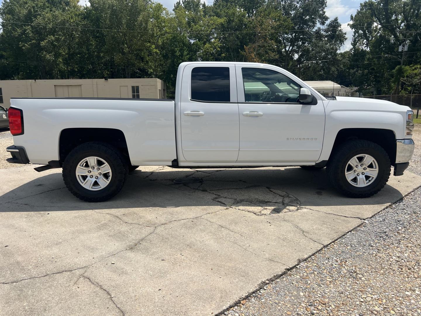 2017 White /Black Chevrolet Silverado 1500 LT (1GCRCREC7HZ) with an 5.3L V8 engine, 6-Speed Automatic transmission, located at 4520 Airline Hwy, Baton Rouge, LA, 70805, (225) 357-1497, 30.509325, -91.145432 - 2017 Chevrolet Silverado 1500 Double Cab LT 5.3 V8 Gas, 134K Miles, Cold A/C, Power Windows, Locks & Mirrors, Seats 6, Backup Camera, Spray In Bedliner, Good Tires, Tow Package. FOR INFO PLEASE CONTACT JEFF AT 225-413-0981. CHECK OUT OUR A+ RATING WITH THE BETTER BUSINESS BUREAU. WE HAVE BEEN A FAM- Photo#4