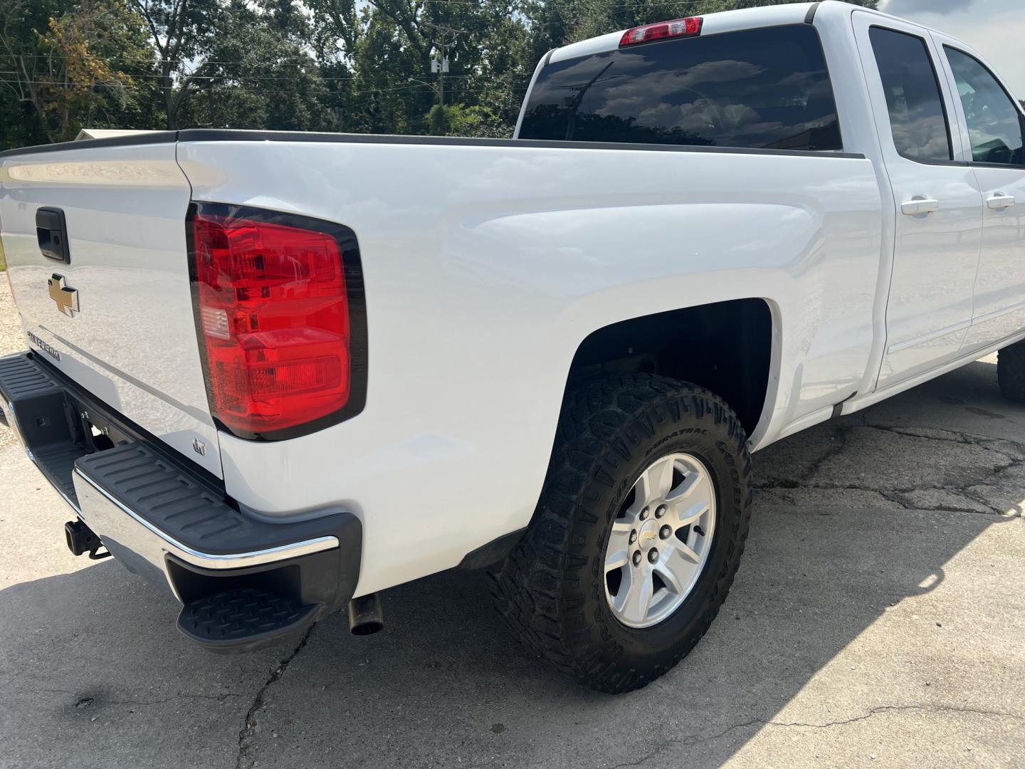 2017 White /Black Chevrolet Silverado 1500 LT (1GCRCREC7HZ) with an 5.3L V8 engine, 6-Speed Automatic transmission, located at 4520 Airline Hwy, Baton Rouge, LA, 70805, (225) 357-1497, 30.509325, -91.145432 - 2017 Chevrolet Silverado 1500 Double Cab LT 5.3 V8 Gas, 134K Miles, Cold A/C, Power Windows, Locks & Mirrors, Seats 6, Backup Camera, Spray In Bedliner, Good Tires, Tow Package. FOR INFO PLEASE CONTACT JEFF AT 225-413-0981. CHECK OUT OUR A+ RATING WITH THE BETTER BUSINESS BUREAU. WE HAVE BEEN A FAM- Photo#5
