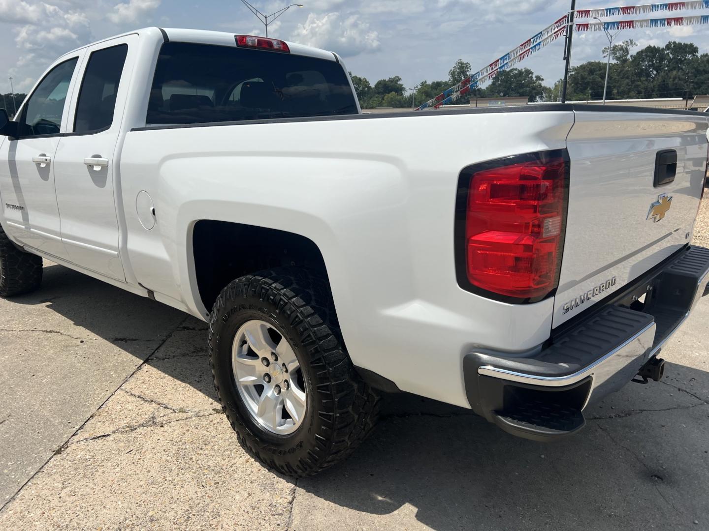 2017 White /Black Chevrolet Silverado 1500 LT (1GCRCREC7HZ) with an 5.3L V8 engine, 6-Speed Automatic transmission, located at 4520 Airline Hwy, Baton Rouge, LA, 70805, (225) 357-1497, 30.509325, -91.145432 - 2017 Chevrolet Silverado 1500 Double Cab LT 5.3 V8 Gas, 134K Miles, Cold A/C, Power Windows, Locks & Mirrors, Seats 6, Backup Camera, Spray In Bedliner, Good Tires, Tow Package. FOR INFO PLEASE CONTACT JEFF AT 225-413-0981. CHECK OUT OUR A+ RATING WITH THE BETTER BUSINESS BUREAU. WE HAVE BEEN A FAM- Photo#7