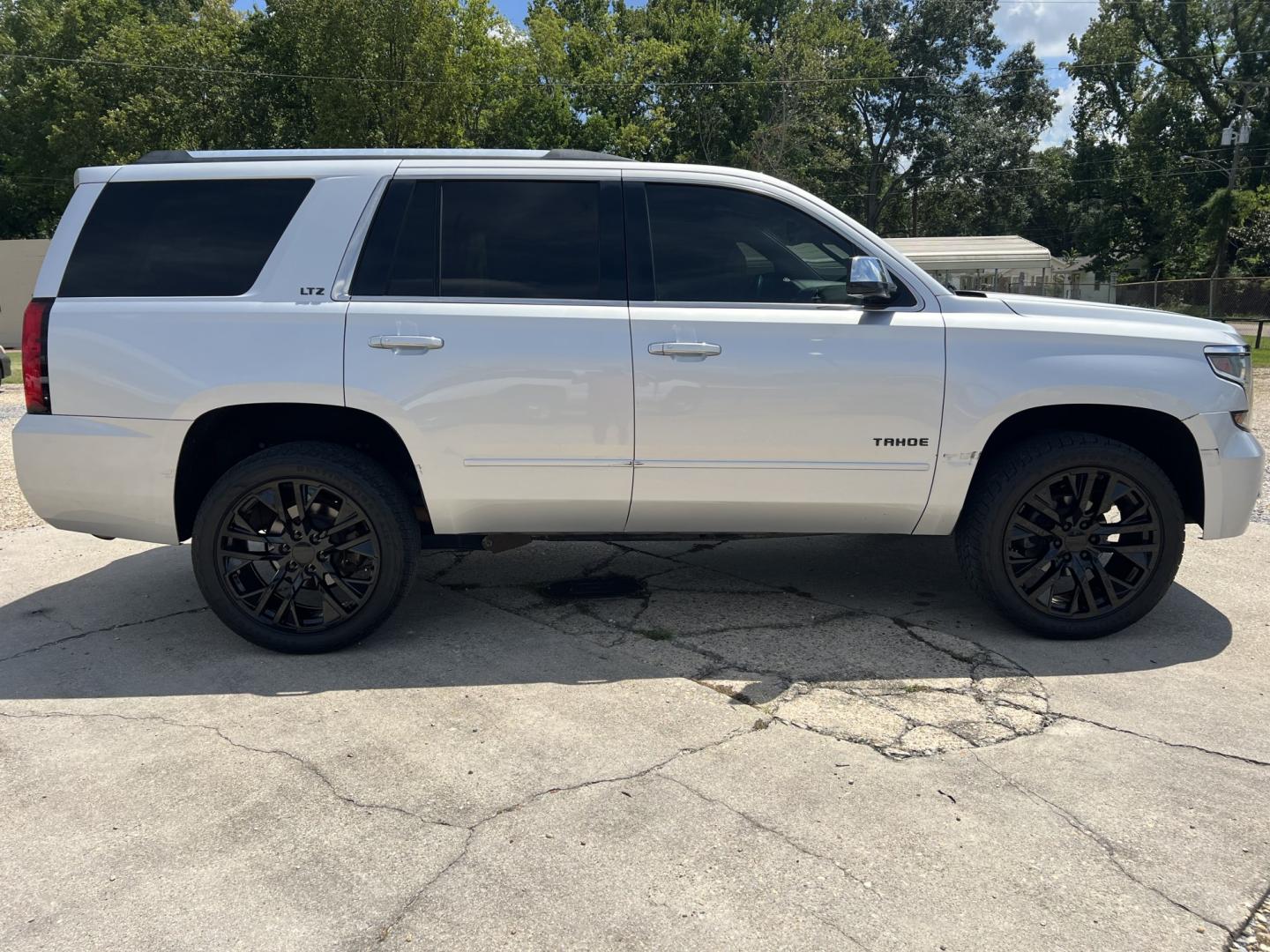 2016 Silver /Black Chevrolet Tahoe LTZ (1GNSCCKC4GR) with an 5.3L V8 engine, 6-Speed Automatic transmission, located at 4520 Airline Hwy, Baton Rouge, LA, 70805, (225) 357-1497, 30.509325, -91.145432 - 2016 Chevrolet Tahoe LTZ 5.3 V8 Gas, 166K Miles, Leather Seats, Sunroof, DVD, Cold A/C, All Power, Bose Stereo, Seats 7, Tow Package. FOR INFO PLEASE CONTACT JEFF AT 225-413-0981. CHECK OUT OUR A+ RATING WITH THE BETTER BUSINESS BUREAU. WE HAVE BEEN A FAMILY OWNED AND OPERATED BUSINESS AT THE SAME- Photo#4