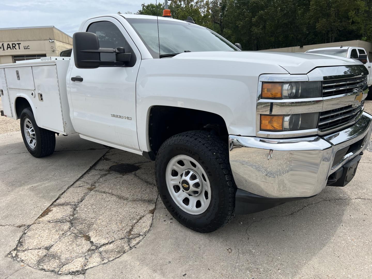 2016 White /Gray Chevrolet Silverado 3500HD Work Truck Long Box (1GB3CYCG8GZ) with an 6.0L V8 engine, 6 Speed Automatic transmission, located at 4520 Airline Hwy, Baton Rouge, LA, 70805, (225) 357-1497, 30.509325, -91.145432 - 2016 Chevrolet Silverado 3500HD 2WD, Knapheide Utility Bed, 6.0 V8 Gas, 171K Miles, Cold A/C, Tow Package. FOR INFO PLEASE CONTACT JEFF AT 225-413-0981. CHECK OUT OUR A+ RATING WITH THE BETTER BUSINESS BUREAU. WE HAVE BEEN A FAMILY OWNED AND OPERATED BUSINESS AT THE SAME LOCATION FOR OVER 48 YEARS.- Photo#3