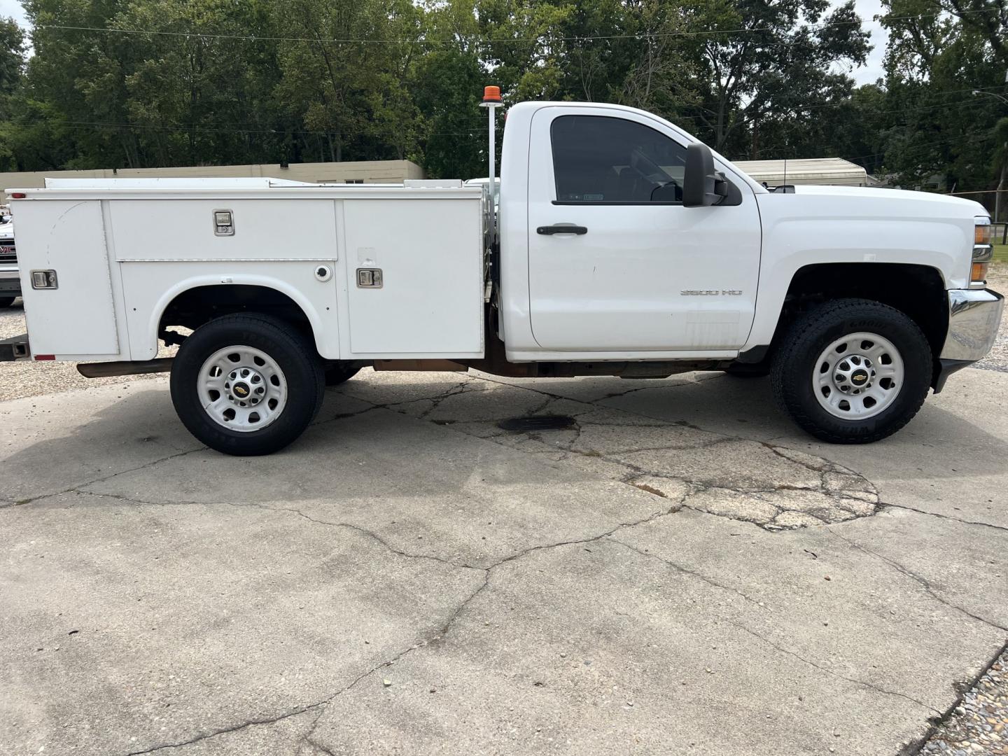 2016 White /Gray Chevrolet Silverado 3500HD Work Truck Long Box (1GB3CYCG8GZ) with an 6.0L V8 engine, 6 Speed Automatic transmission, located at 4520 Airline Hwy, Baton Rouge, LA, 70805, (225) 357-1497, 30.509325, -91.145432 - 2016 Chevrolet Silverado 3500HD 2WD, Knapheide Utility Bed, 6.0 V8 Gas, 171K Miles, Cold A/C, Tow Package. FOR INFO PLEASE CONTACT JEFF AT 225-413-0981. CHECK OUT OUR A+ RATING WITH THE BETTER BUSINESS BUREAU. WE HAVE BEEN A FAMILY OWNED AND OPERATED BUSINESS AT THE SAME LOCATION FOR OVER 48 YEARS.- Photo#4