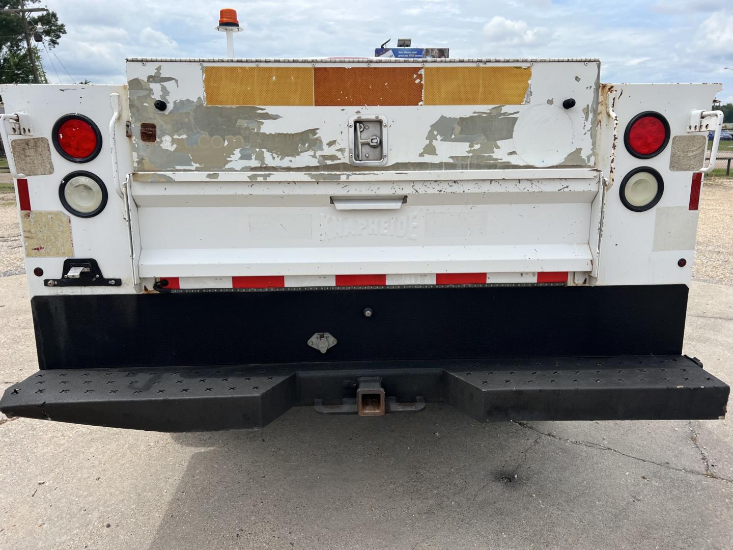 2016 White /Gray Chevrolet Silverado 3500HD Work Truck Long Box (1GB3CYCG8GZ) with an 6.0L V8 engine, 6 Speed Automatic transmission, located at 4520 Airline Hwy, Baton Rouge, LA, 70805, (225) 357-1497, 30.509325, -91.145432 - 2016 Chevrolet Silverado 3500HD 2WD, Knapheide Utility Bed, 6.0 V8 Gas, 171K Miles, Cold A/C, Tow Package. FOR INFO PLEASE CONTACT JEFF AT 225-413-0981. CHECK OUT OUR A+ RATING WITH THE BETTER BUSINESS BUREAU. WE HAVE BEEN A FAMILY OWNED AND OPERATED BUSINESS AT THE SAME LOCATION FOR OVER 48 YEARS.- Photo#6