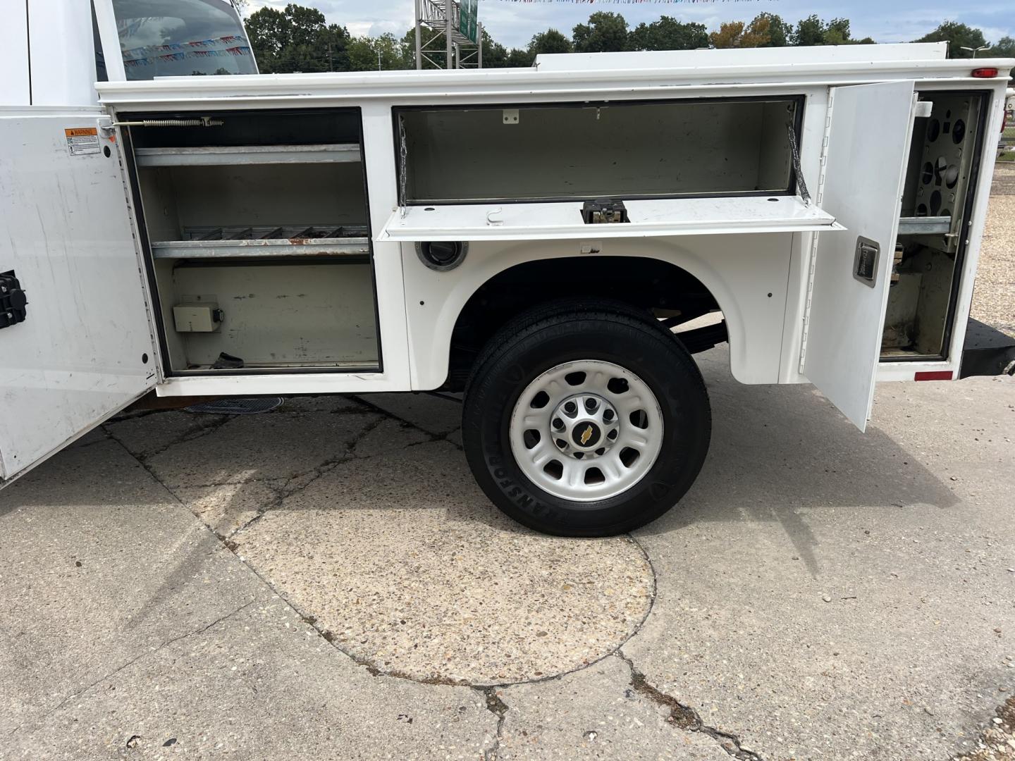 2016 White /Gray Chevrolet Silverado 3500HD Work Truck Long Box (1GB3CYCG8GZ) with an 6.0L V8 engine, 6 Speed Automatic transmission, located at 4520 Airline Hwy, Baton Rouge, LA, 70805, (225) 357-1497, 30.509325, -91.145432 - 2016 Chevrolet Silverado 3500HD 2WD, Knapheide Utility Bed, 6.0 V8 Gas, 171K Miles, Cold A/C, Tow Package. FOR INFO PLEASE CONTACT JEFF AT 225-413-0981. CHECK OUT OUR A+ RATING WITH THE BETTER BUSINESS BUREAU. WE HAVE BEEN A FAMILY OWNED AND OPERATED BUSINESS AT THE SAME LOCATION FOR OVER 48 YEARS.- Photo#8