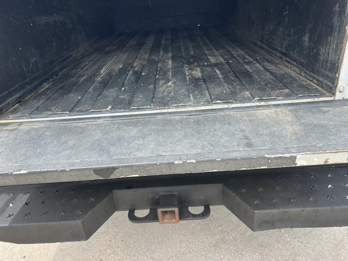 2016 White /Gray Chevrolet Silverado 3500HD Work Truck Long Box (1GB3CYCG8GZ) with an 6.0L V8 engine, 6 Speed Automatic transmission, located at 4520 Airline Hwy, Baton Rouge, LA, 70805, (225) 357-1497, 30.509325, -91.145432 - 2016 Chevrolet Silverado 3500HD 2WD, Knapheide Utility Bed, 6.0 V8 Gas, 171K Miles, Cold A/C, Tow Package. FOR INFO PLEASE CONTACT JEFF AT 225-413-0981. CHECK OUT OUR A+ RATING WITH THE BETTER BUSINESS BUREAU. WE HAVE BEEN A FAMILY OWNED AND OPERATED BUSINESS AT THE SAME LOCATION FOR OVER 48 YEARS.- Photo#9