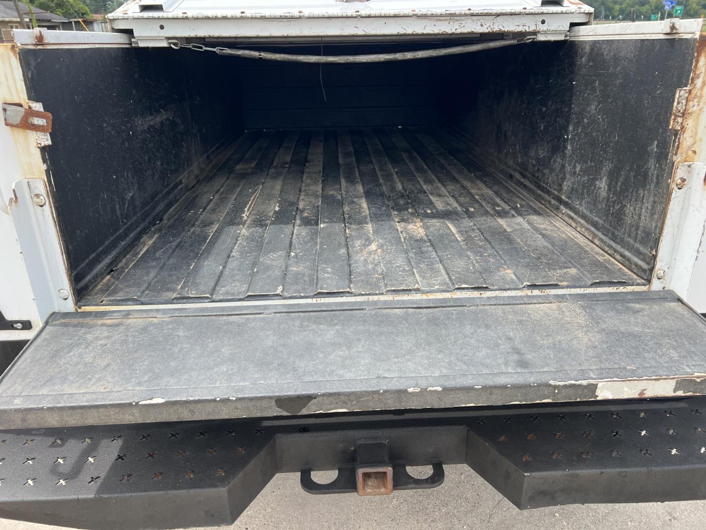 2016 White /Gray Chevrolet Silverado 3500HD Work Truck Long Box (1GB3CYCG8GZ) with an 6.0L V8 engine, 6 Speed Automatic transmission, located at 4520 Airline Hwy, Baton Rouge, LA, 70805, (225) 357-1497, 30.509325, -91.145432 - 2016 Chevrolet Silverado 3500HD 2WD, Knapheide Utility Bed, 6.0 V8 Gas, 171K Miles, Cold A/C, Tow Package. FOR INFO PLEASE CONTACT JEFF AT 225-413-0981. CHECK OUT OUR A+ RATING WITH THE BETTER BUSINESS BUREAU. WE HAVE BEEN A FAMILY OWNED AND OPERATED BUSINESS AT THE SAME LOCATION FOR OVER 48 YEARS.- Photo#10