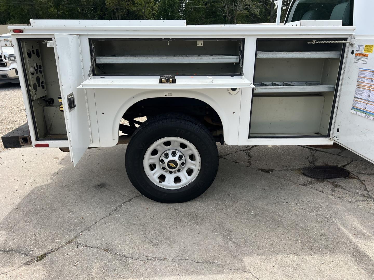 2016 White /Gray Chevrolet Silverado 3500HD Work Truck Long Box (1GB3CYCG8GZ) with an 6.0L V8 engine, 6 Speed Automatic transmission, located at 4520 Airline Hwy, Baton Rouge, LA, 70805, (225) 357-1497, 30.509325, -91.145432 - 2016 Chevrolet Silverado 3500HD 2WD, Knapheide Utility Bed, 6.0 V8 Gas, 171K Miles, Cold A/C, Tow Package. FOR INFO PLEASE CONTACT JEFF AT 225-413-0981. CHECK OUT OUR A+ RATING WITH THE BETTER BUSINESS BUREAU. WE HAVE BEEN A FAMILY OWNED AND OPERATED BUSINESS AT THE SAME LOCATION FOR OVER 48 YEARS.- Photo#11