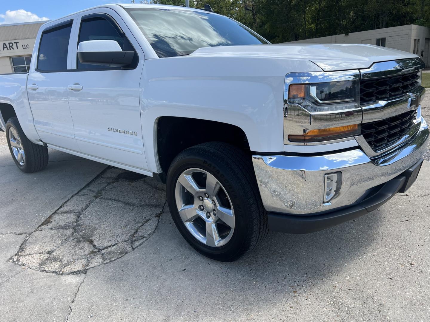 2017 White /Black Chevrolet Silverado 1500 LT (3GCPCREC5HG) with an 5.3L V8 engine, 6-Speed Automatic transmission, located at 4520 Airline Hwy, Baton Rouge, LA, 70805, (225) 357-1497, 30.509325, -91.145432 - 2017 Chevrolet Silverado 1500 Crew Cab LT, NO ACCIDENTS, 5.3 V8 Gas, 128K Miles, Heated Leather, All Power, New Transmission, New Tires, Cold A/C, Backup Camera, Tow Package. FOR INFO PLEASE CONTACT JEFF AT 225-413-0981. CHECK OUT OUR A+ RATING WITH THE BETTER BUSINESS BUREAU. WE HAVE BEEN A FAMILY- Photo#3
