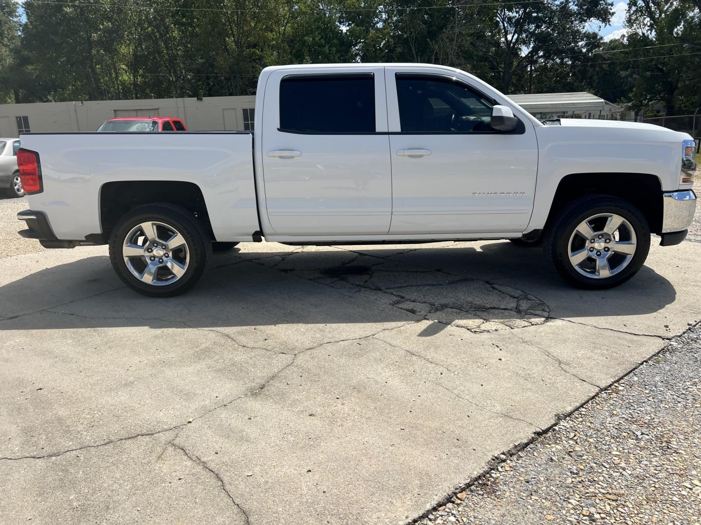 2017 White /Black Chevrolet Silverado 1500 LT (3GCPCREC5HG) with an 5.3L V8 engine, 6-Speed Automatic transmission, located at 4520 Airline Hwy, Baton Rouge, LA, 70805, (225) 357-1497, 30.509325, -91.145432 - 2017 Chevrolet Silverado 1500 Crew Cab LT, NO ACCIDENTS, 5.3 V8 Gas, 128K Miles, Heated Leather, All Power, New Transmission, New Tires, Cold A/C, Backup Camera, Tow Package. FOR INFO PLEASE CONTACT JEFF AT 225-413-0981. CHECK OUT OUR A+ RATING WITH THE BETTER BUSINESS BUREAU. WE HAVE BEEN A FAMILY- Photo#4