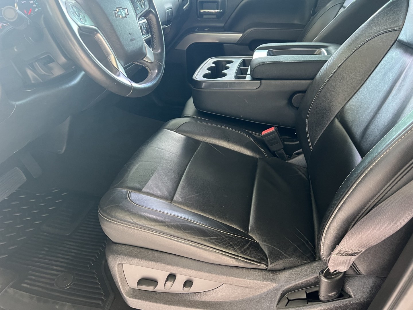 2017 White /Black Chevrolet Silverado 1500 LT (3GCPCREC5HG) with an 5.3L V8 engine, 6-Speed Automatic transmission, located at 4520 Airline Hwy, Baton Rouge, LA, 70805, (225) 357-1497, 30.509325, -91.145432 - 2017 Chevrolet Silverado 1500 Crew Cab LT, NO ACCIDENTS, 5.3 V8 Gas, 128K Miles, Heated Leather, All Power, New Transmission, New Tires, Cold A/C, Backup Camera, Tow Package. FOR INFO PLEASE CONTACT JEFF AT 225-413-0981. CHECK OUT OUR A+ RATING WITH THE BETTER BUSINESS BUREAU. WE HAVE BEEN A FAMILY- Photo#9