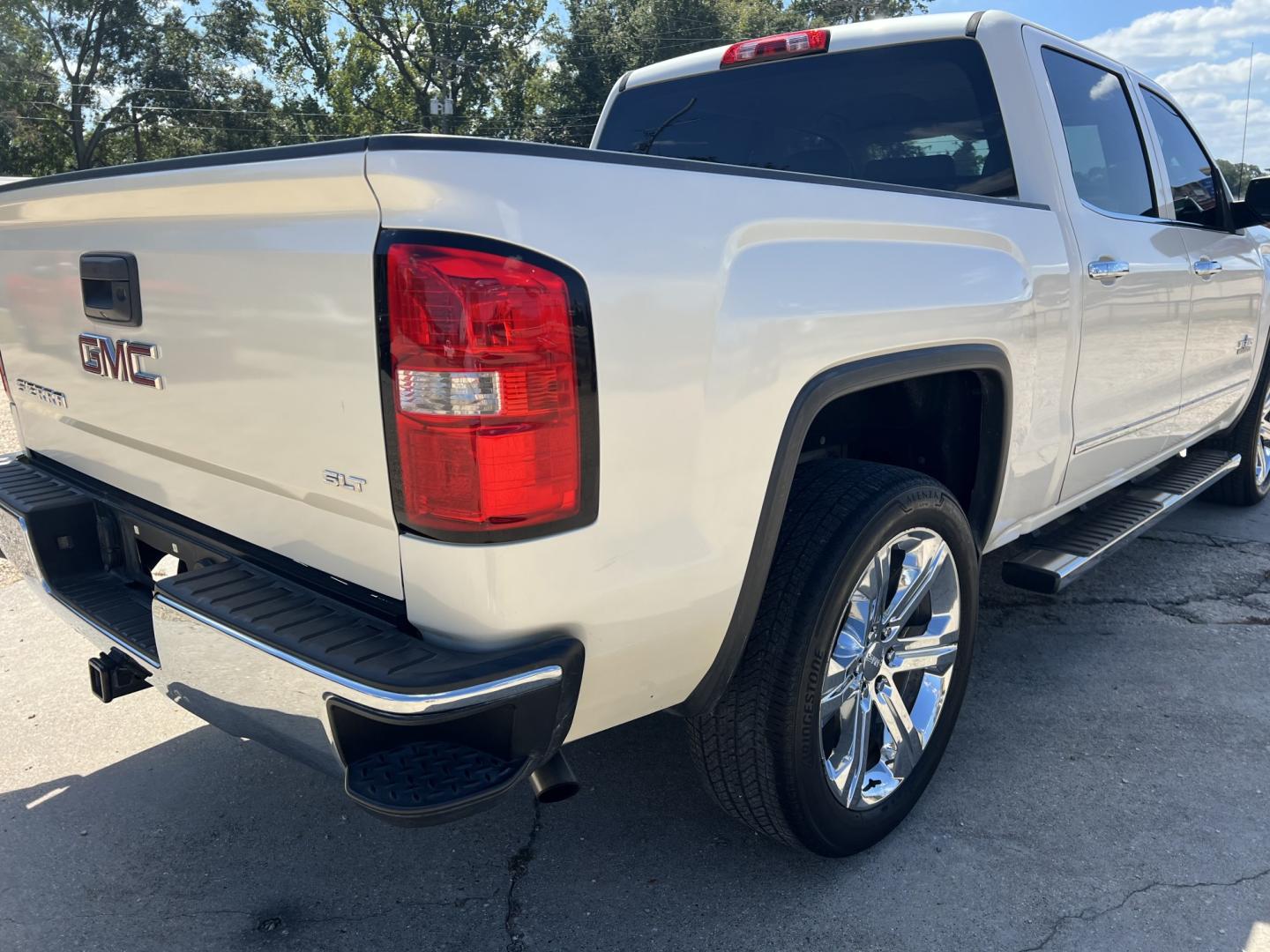 2015 White Diamond /Tan GMC Sierra 1500 SLT (3GTP1VEC6FG) with an 5.3L V8 engine, 6 Speed Automatic transmission, located at 4520 Airline Hwy, Baton Rouge, LA, 70805, (225) 357-1497, 30.509325, -91.145432 - 2015 GMC Sierra 1500 Crew Cab SLT, 5.3 V8 Gas, 190K Miles, Heated & Cooled Leather, All Power, Cold A/C, Backup Camera, Tow Package. FOR INFO PLEASE CONTACT JEFF AT 225-413-0981. CHECK OUT OUR A+ RATING WITH THE BETTER BUSINESS BUREAU. WE HAVE BEEN A FAMILY OWNED AND OPERATED BUSINESS AT THE SAME LO- Photo#5