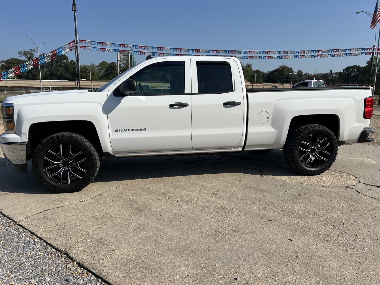 2014 White /Black Chevrolet Silverado 1500 LT (1GCRCREC1EZ) with an 5.3L V8 engine, 6-Speed Automatic transmission, located at 4520 Airline Hwy, Baton Rouge, LA, 70805, (225) 357-1497, 30.509325, -91.145432 - 2014 Chevrolet Silverado 1500 Double Cab LT 2WD 5.3 V8 Gas, 144K Miles, Power Bucket Seats, Power Windows, Locks & Mirrors, Cold A/C, Bedcover, Tow Package. Has Minor Dings & Scratches. FOR INFO PLEASE CONTACT JEFF AT 225-413-0981. CHECK OUT OUR A+ RATING WITH THE BETTER BUSINESS BUREAU. WE HAVE BEE- Photo#1