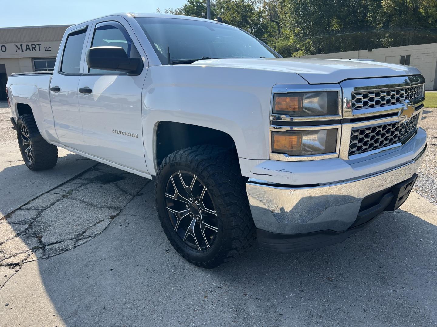 2014 White /Black Chevrolet Silverado 1500 LT (1GCRCREC1EZ) with an 5.3L V8 engine, 6-Speed Automatic transmission, located at 4520 Airline Hwy, Baton Rouge, LA, 70805, (225) 357-1497, 30.509325, -91.145432 - 2014 Chevrolet Silverado 1500 Double Cab LT 2WD 5.3 V8 Gas, 144K Miles, Power Bucket Seats, Power Windows, Locks & Mirrors, Cold A/C, Bedcover, Tow Package. Has Minor Dings & Scratches. FOR INFO PLEASE CONTACT JEFF AT 225-413-0981. CHECK OUT OUR A+ RATING WITH THE BETTER BUSINESS BUREAU. WE HAVE BEE- Photo#3