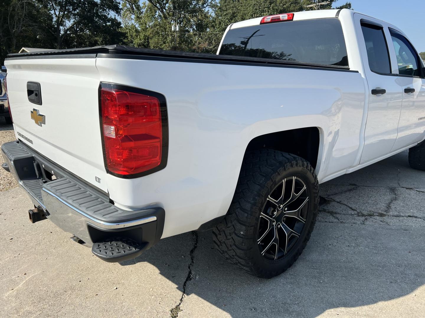 2014 White /Black Chevrolet Silverado 1500 LT (1GCRCREC1EZ) with an 5.3L V8 engine, 6-Speed Automatic transmission, located at 4520 Airline Hwy, Baton Rouge, LA, 70805, (225) 357-1497, 30.509325, -91.145432 - 2014 Chevrolet Silverado 1500 Double Cab LT 2WD 5.3 V8 Gas, 144K Miles, Power Bucket Seats, Power Windows, Locks & Mirrors, Cold A/C, Bedcover, Tow Package. Has Minor Dings & Scratches. FOR INFO PLEASE CONTACT JEFF AT 225-413-0981. CHECK OUT OUR A+ RATING WITH THE BETTER BUSINESS BUREAU. WE HAVE BEE- Photo#5