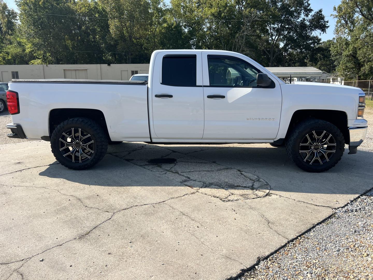 2014 White /Black Chevrolet Silverado 1500 LT (1GCRCREC1EZ) with an 5.3L V8 engine, 6-Speed Automatic transmission, located at 4520 Airline Hwy, Baton Rouge, LA, 70805, (225) 357-1497, 30.509325, -91.145432 - 2014 Chevrolet Silverado 1500 Double Cab LT 2WD 5.3 V8 Gas, 144K Miles, Power Bucket Seats, Power Windows, Locks & Mirrors, Cold A/C, Bedcover, Tow Package. Has Minor Dings & Scratches. FOR INFO PLEASE CONTACT JEFF AT 225-413-0981. CHECK OUT OUR A+ RATING WITH THE BETTER BUSINESS BUREAU. WE HAVE BEE- Photo#4