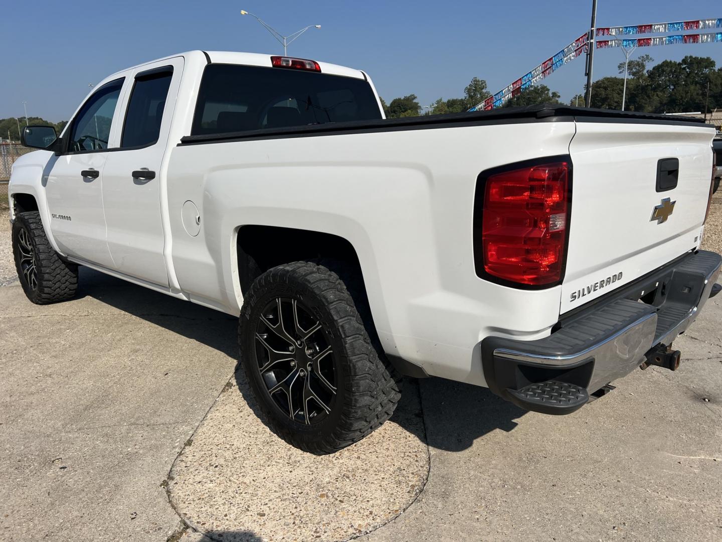 2014 White /Black Chevrolet Silverado 1500 LT (1GCRCREC1EZ) with an 5.3L V8 engine, 6-Speed Automatic transmission, located at 4520 Airline Hwy, Baton Rouge, LA, 70805, (225) 357-1497, 30.509325, -91.145432 - 2014 Chevrolet Silverado 1500 Double Cab LT 2WD 5.3 V8 Gas, 144K Miles, Power Bucket Seats, Power Windows, Locks & Mirrors, Cold A/C, Bedcover, Tow Package. Has Minor Dings & Scratches. FOR INFO PLEASE CONTACT JEFF AT 225-413-0981. CHECK OUT OUR A+ RATING WITH THE BETTER BUSINESS BUREAU. WE HAVE BEE- Photo#7