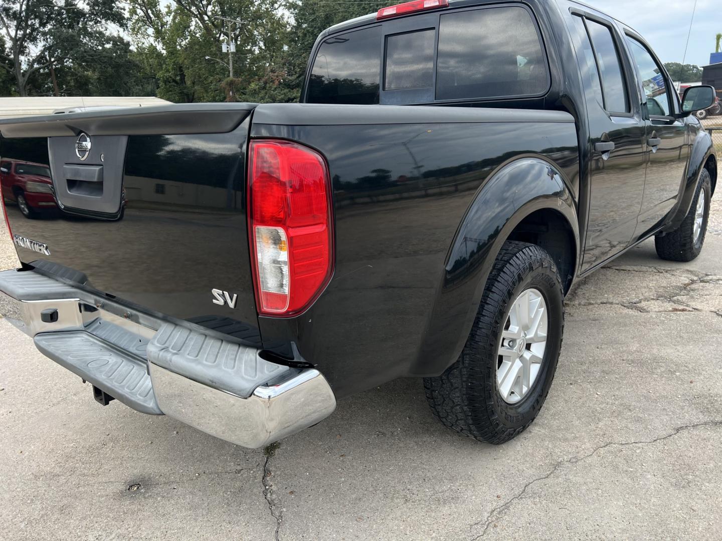 2016 Black /Gray Nissan Frontier SV (1N6AD0ER5GN) with an 4.0L V6 DOHC 24V engine, Automatic transmission, located at 4520 Airline Hwy, Baton Rouge, LA, 70805, (225) 357-1497, 30.509325, -91.145432 - 2016 Nissan Frontier Crew Cab SV 2WD 4.0 V6 Gas, 132K Miles, Automatic Transmission, Power Windows, Locks & Mirrors, Cold A/C, Bluetooth Radio, Tow Package. FOR INFO PLEASE CONTACT JEFF AT 225-413-0981. CHECK OUT OUR A+ RATING WITH THE BETTER BUSINESS BUREAU. WE HAVE BEEN A FAMILY OWNED AND OPERATED- Photo#5