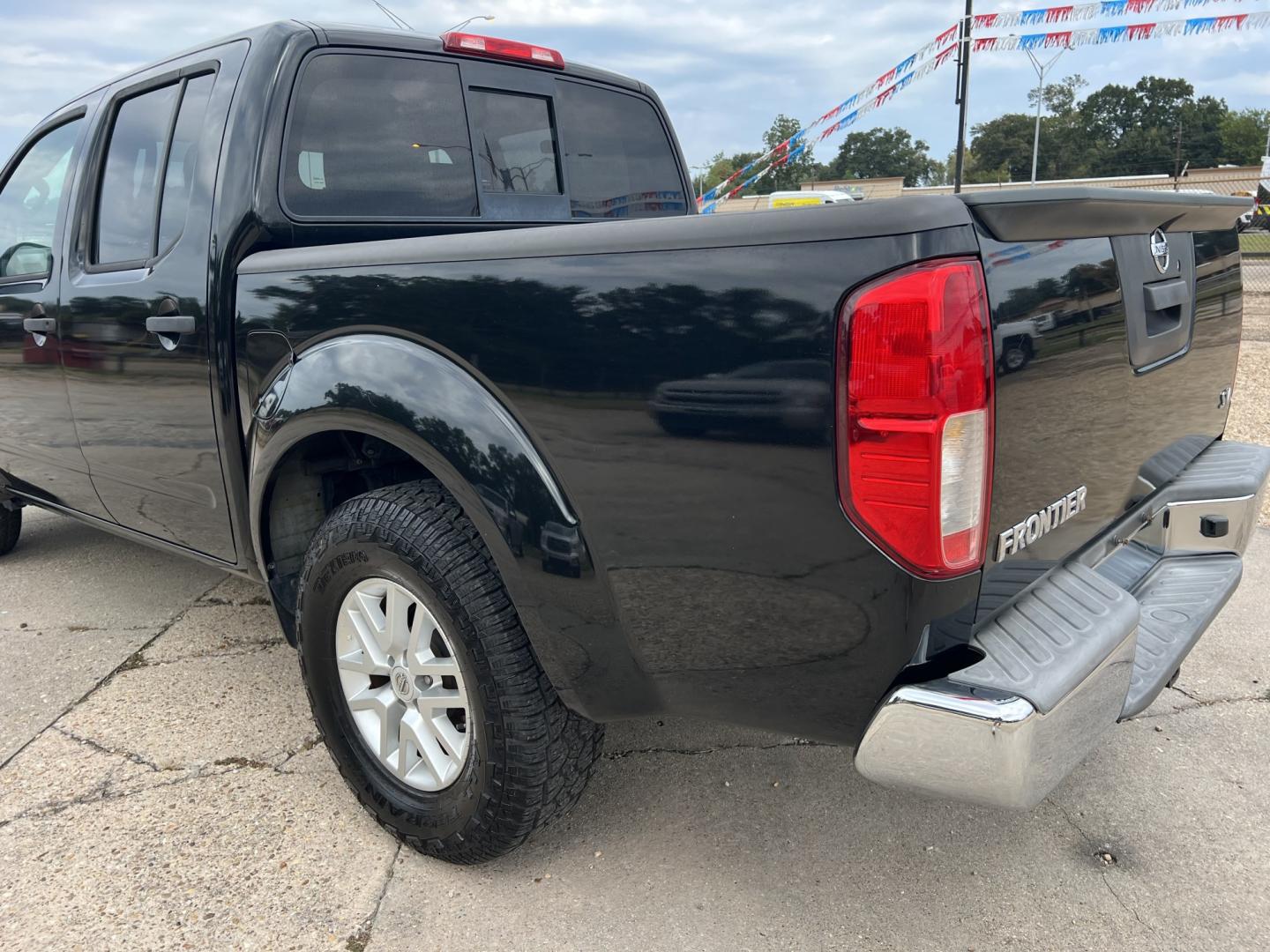 2016 Black /Gray Nissan Frontier SV (1N6AD0ER5GN) with an 4.0L V6 DOHC 24V engine, Automatic transmission, located at 4520 Airline Hwy, Baton Rouge, LA, 70805, (225) 357-1497, 30.509325, -91.145432 - 2016 Nissan Frontier Crew Cab SV 2WD 4.0 V6 Gas, 132K Miles, Automatic Transmission, Power Windows, Locks & Mirrors, Cold A/C, Bluetooth Radio, Tow Package. FOR INFO PLEASE CONTACT JEFF AT 225-413-0981. CHECK OUT OUR A+ RATING WITH THE BETTER BUSINESS BUREAU. WE HAVE BEEN A FAMILY OWNED AND OPERATED- Photo#7